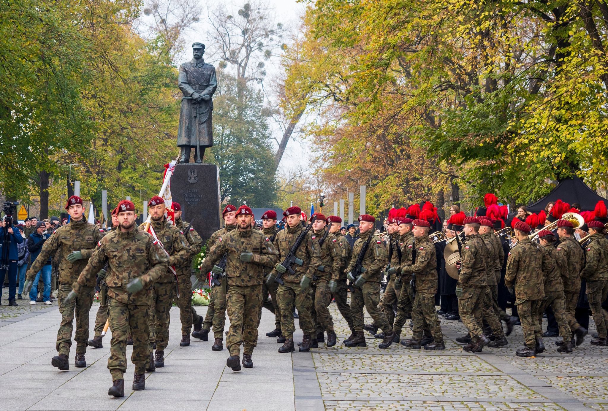 Wojsko maszeruje przez pl. Piłsudskiego