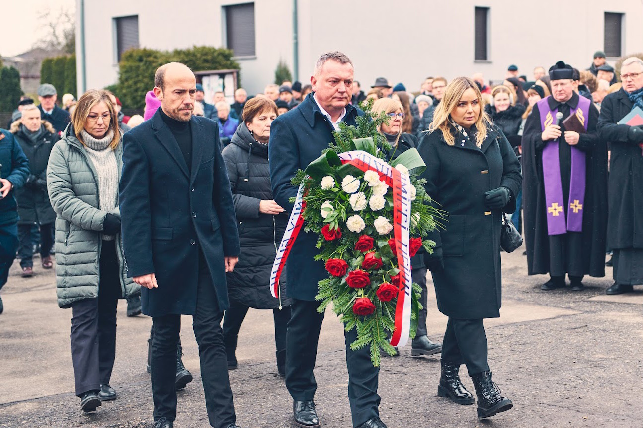 Reprezentacja z prezydent Katarzyna Kuczyńską-Budką idzie z kwiatami