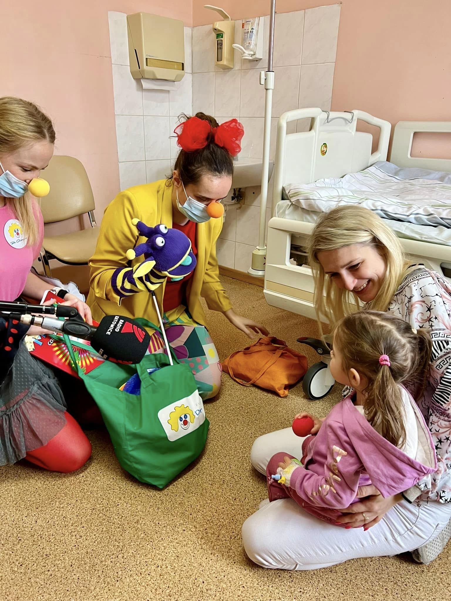 Fot. materiały organizatora wolontariuszki z noskami klauna, w przebraniach, dziecko i mama
