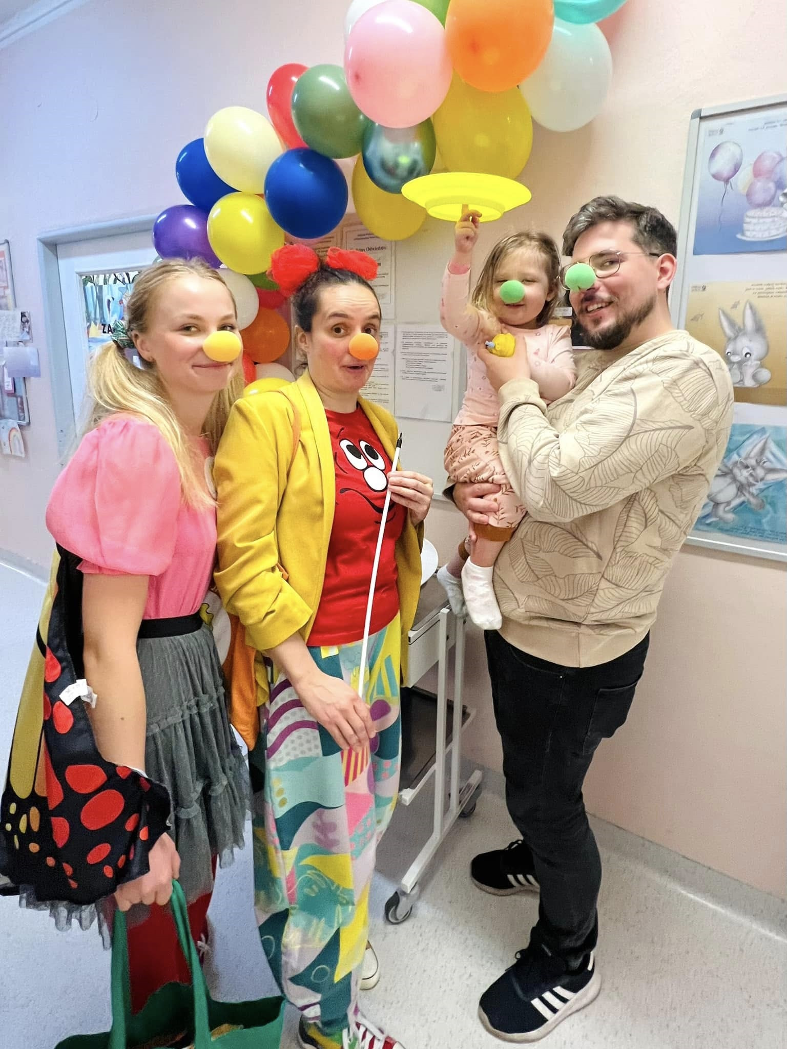 Fot. materiały organizatora wolontariuszki w przebraniach, dziewczynka na rękach taty