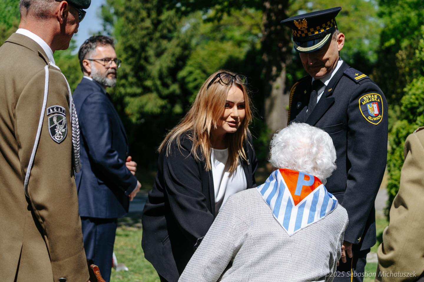 prezydent Gliwic składa uścisk dłoni starszej pani 