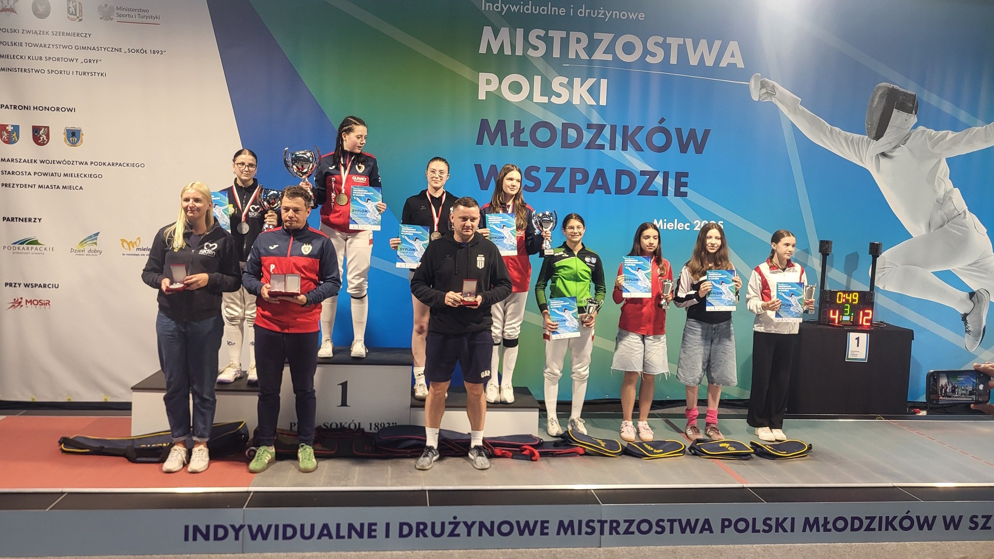 Szpadziści Piasta pozujący z medalami