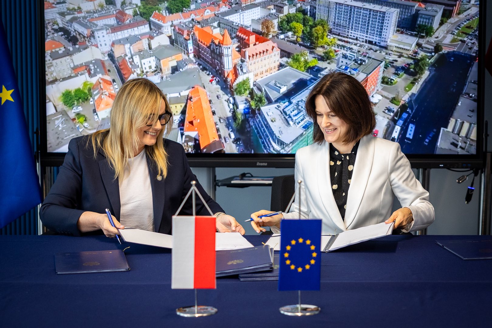 prezydent Gliwic podpisuje umowę