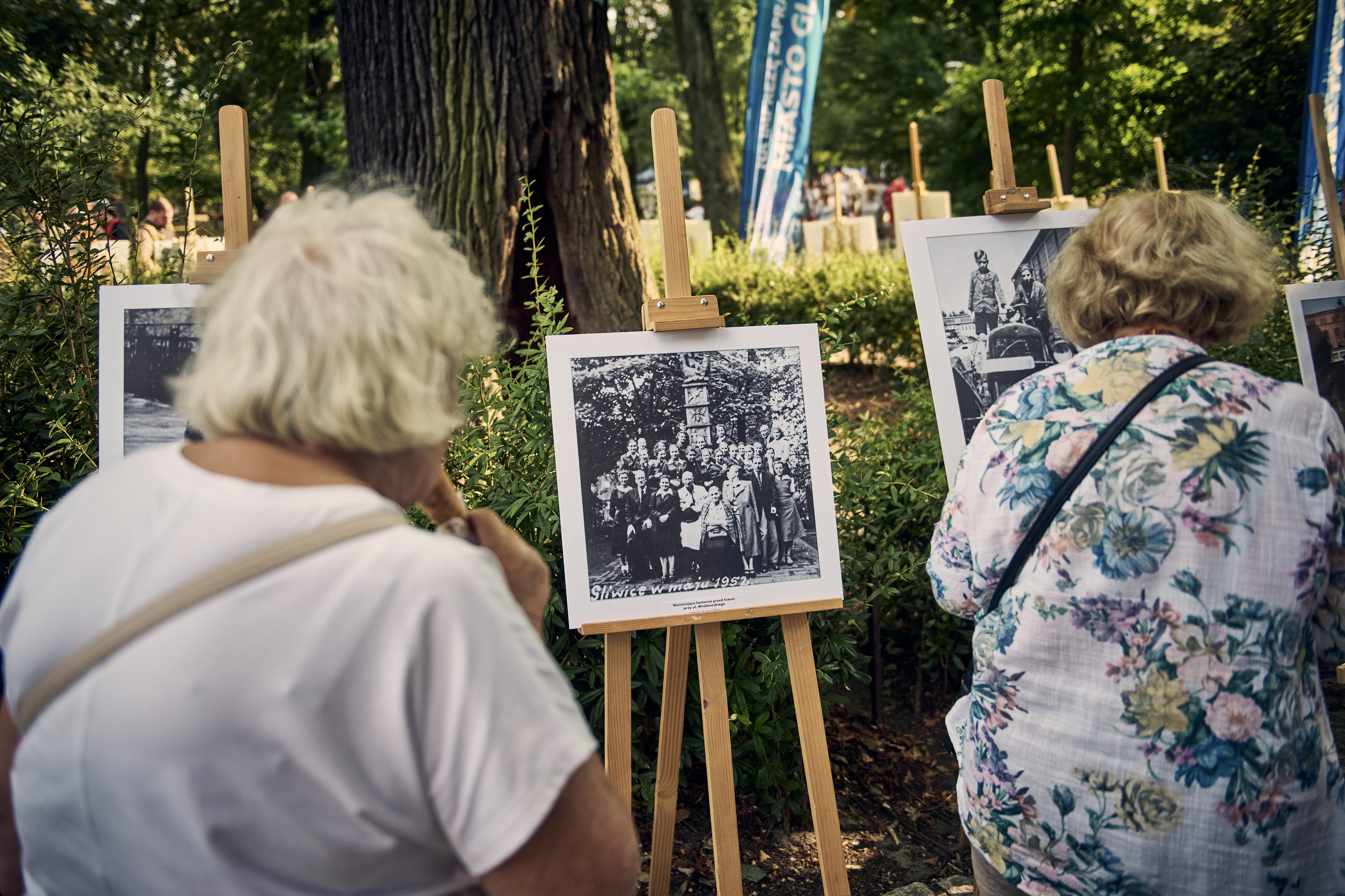 Panie oglądające wystawę fotografii