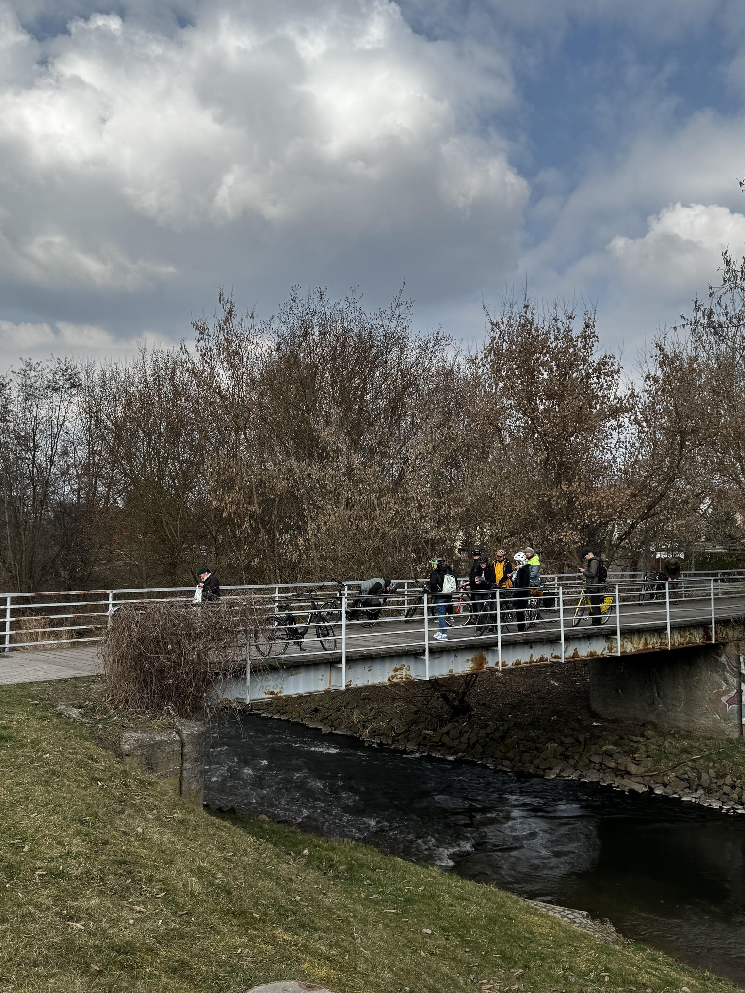 Pracownicy na moście