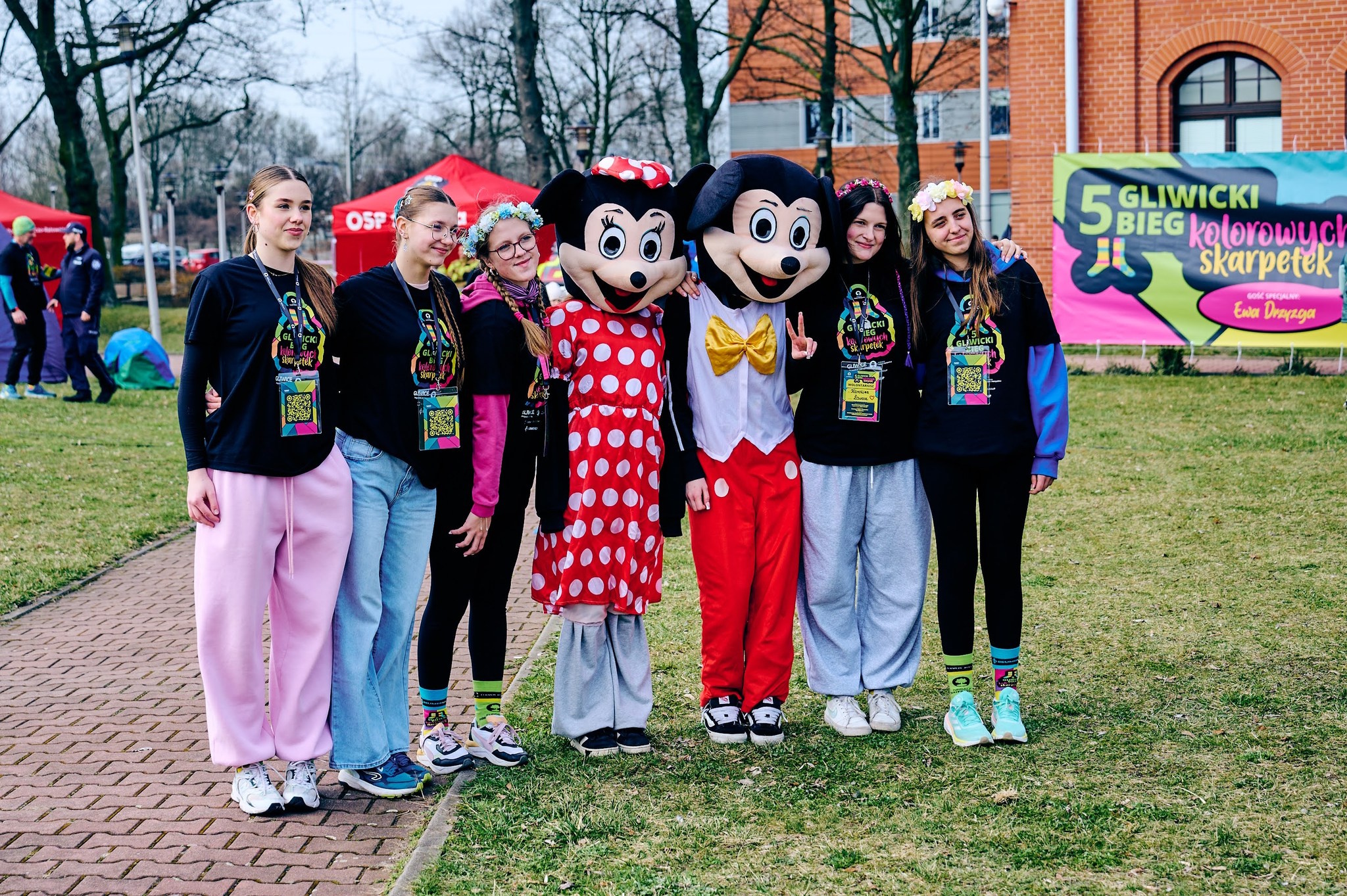 Młodzież z maskotkami Myszek Miki i Minnie