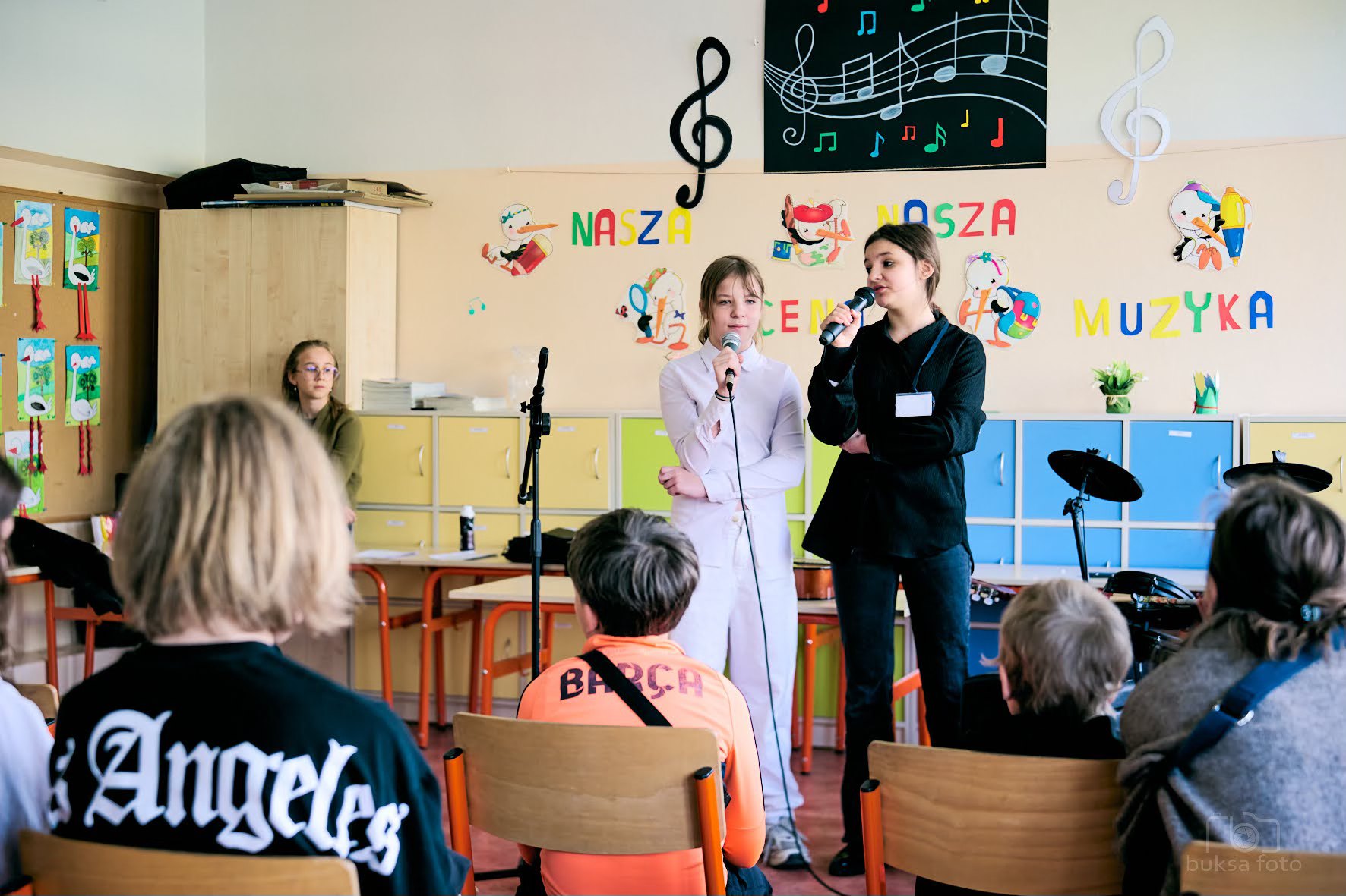 młodzi ludzie siedzą w sali