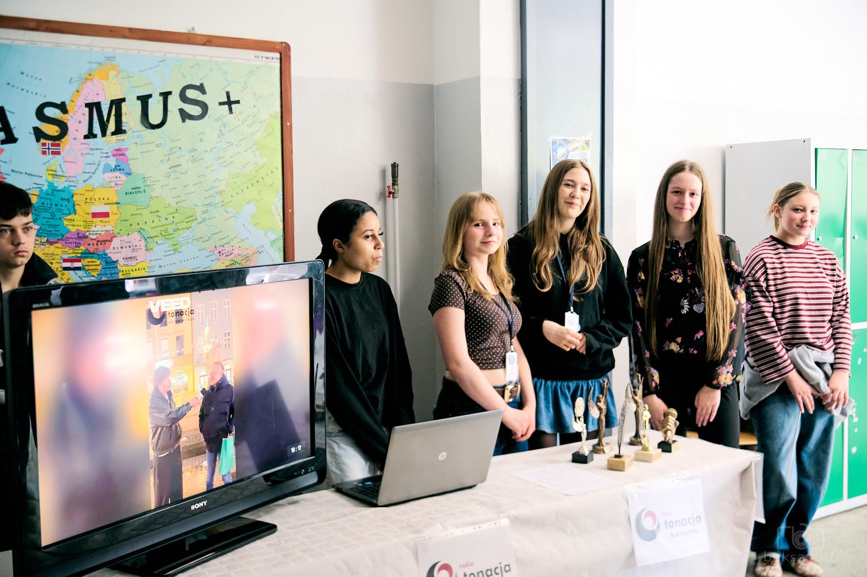 młodzi ludzie w sali