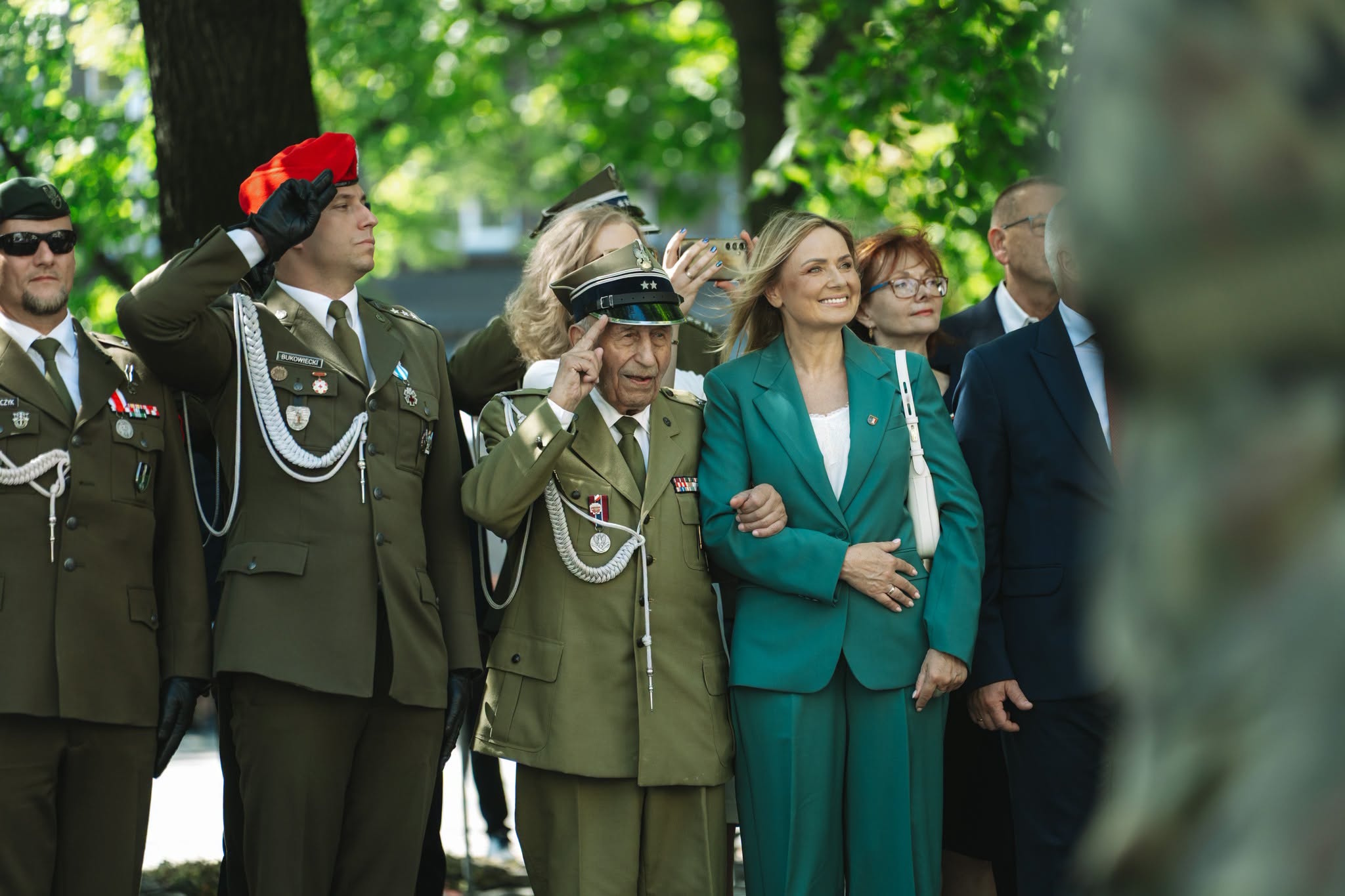 Prezydent Gliwic z żołnierzami