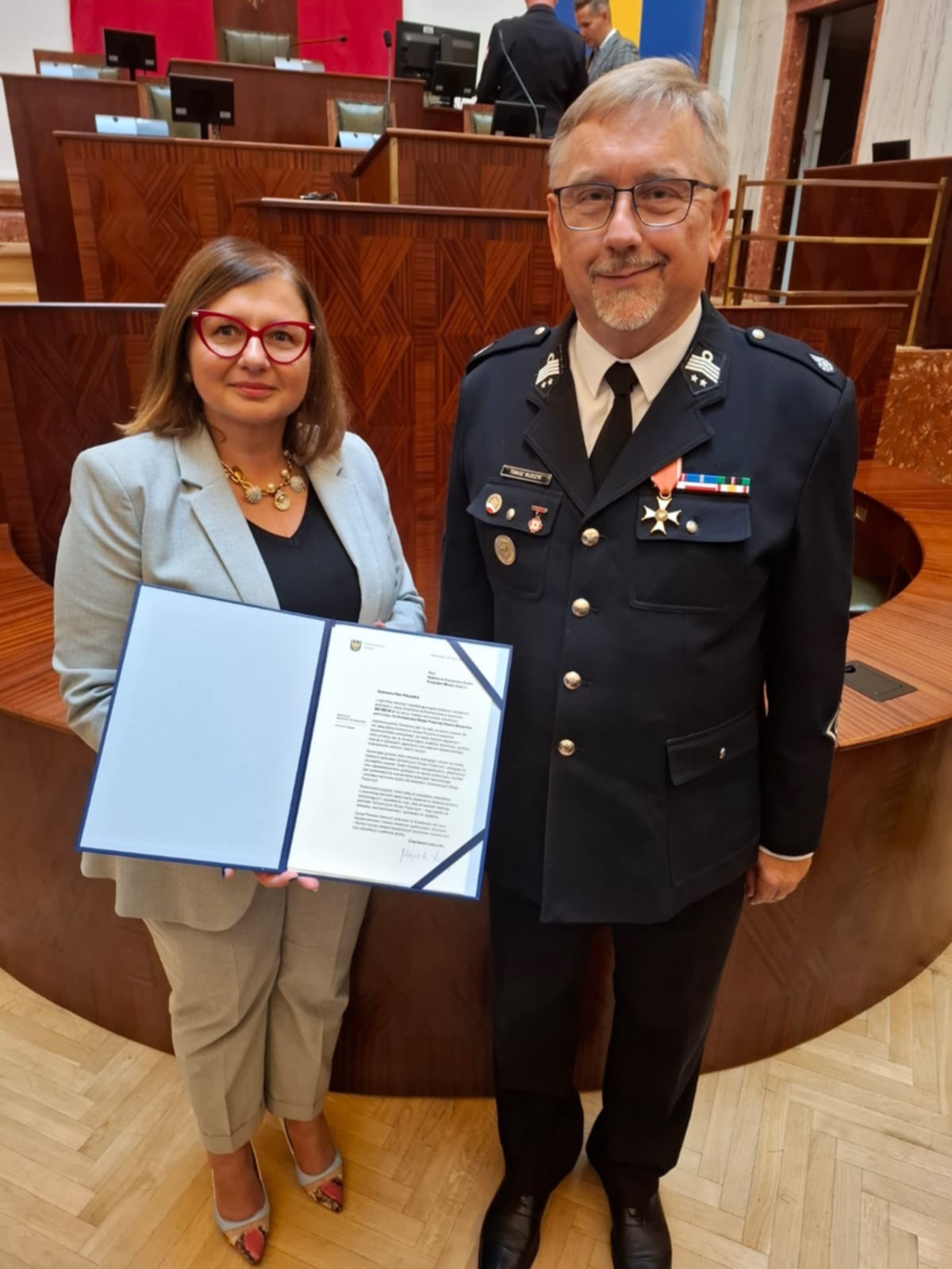 Prezydent Agnieszka Dylewska z prezesem OSP Brzezinka-Gliwice Tomaszem Włoczykiem