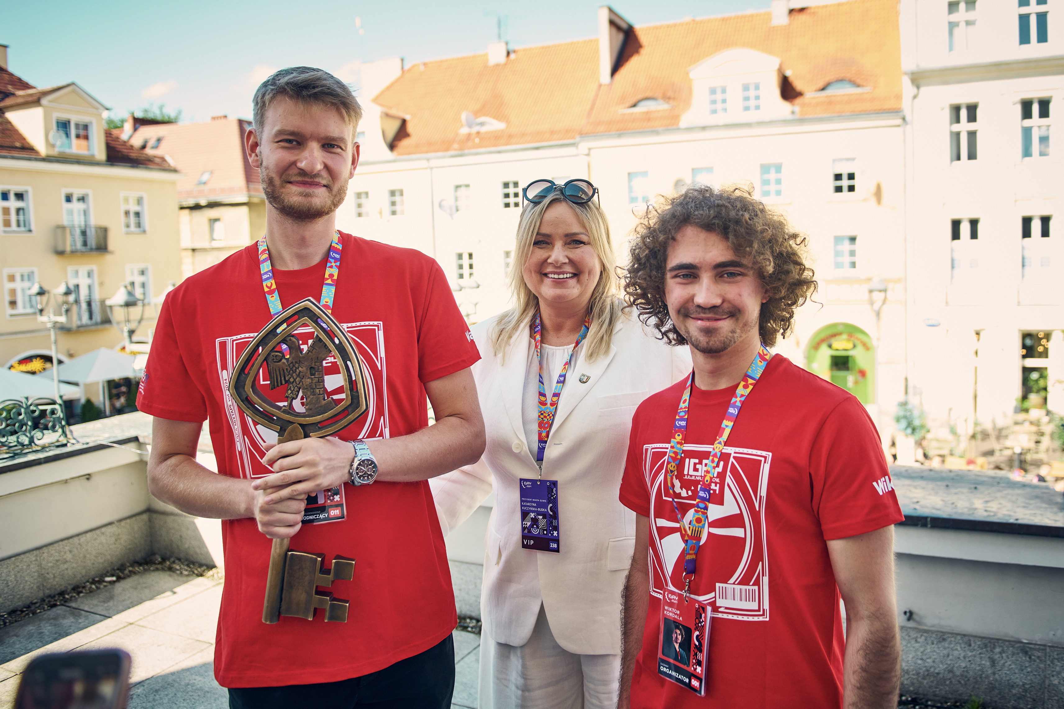 Studenci pozujący z prezydent miasta i kluczem