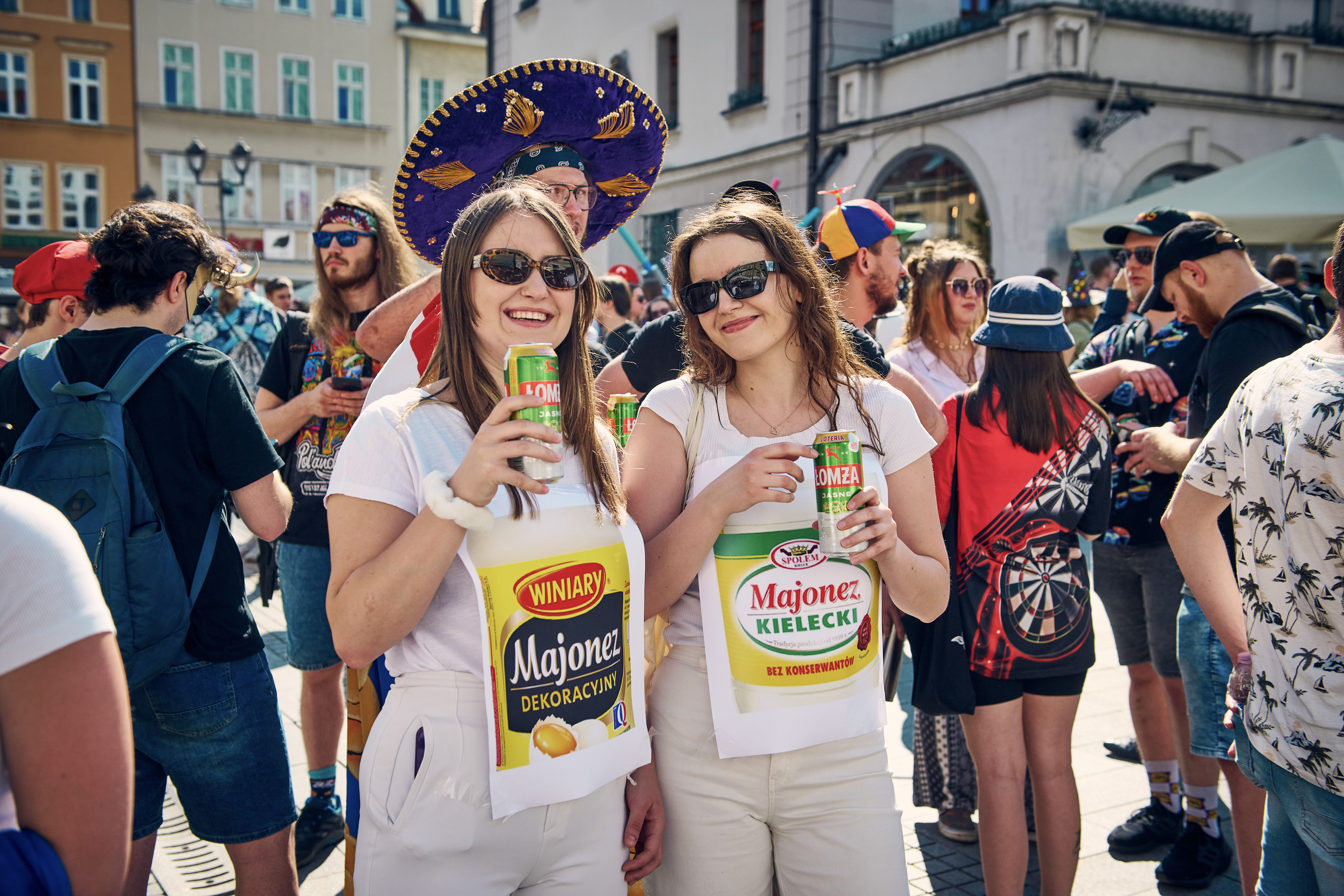 Studentki przebrane za słoiki majonezów