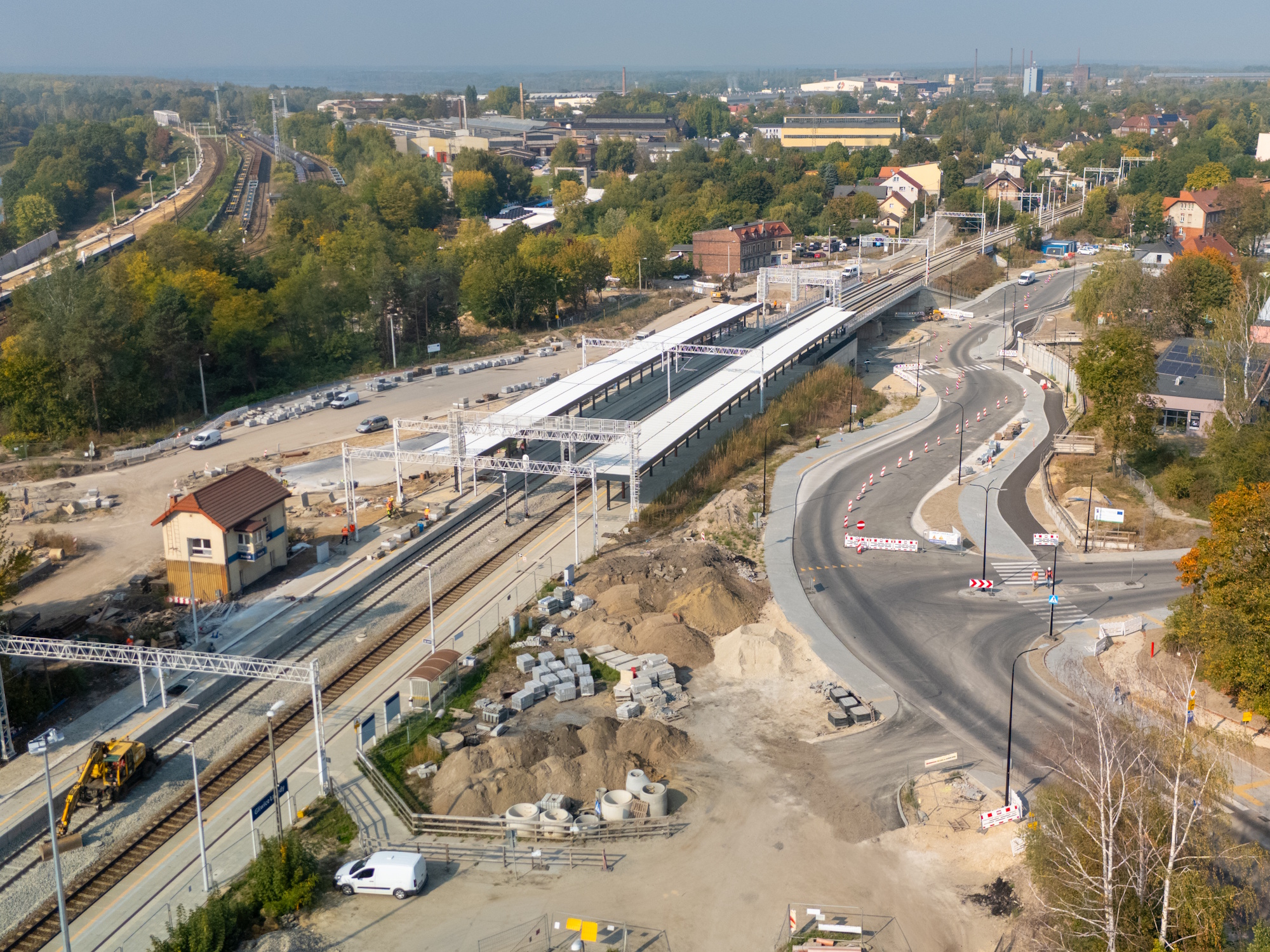 Zaparkować samochód, a dalej podróżować autobusem, metrorowerem lub pociągiem? Takie możliwości zapewnią cztery nowe węzły przesiadkowe powstające w Łabędach, na Koperniku, przy ul. Pszczyńskiej w rejonie PreZero Areny oraz w Brzezince. Inwestycje mają ułatwić łączenie różnych środków transportu podczas codziennych podróży po Gliwicach i regionie.