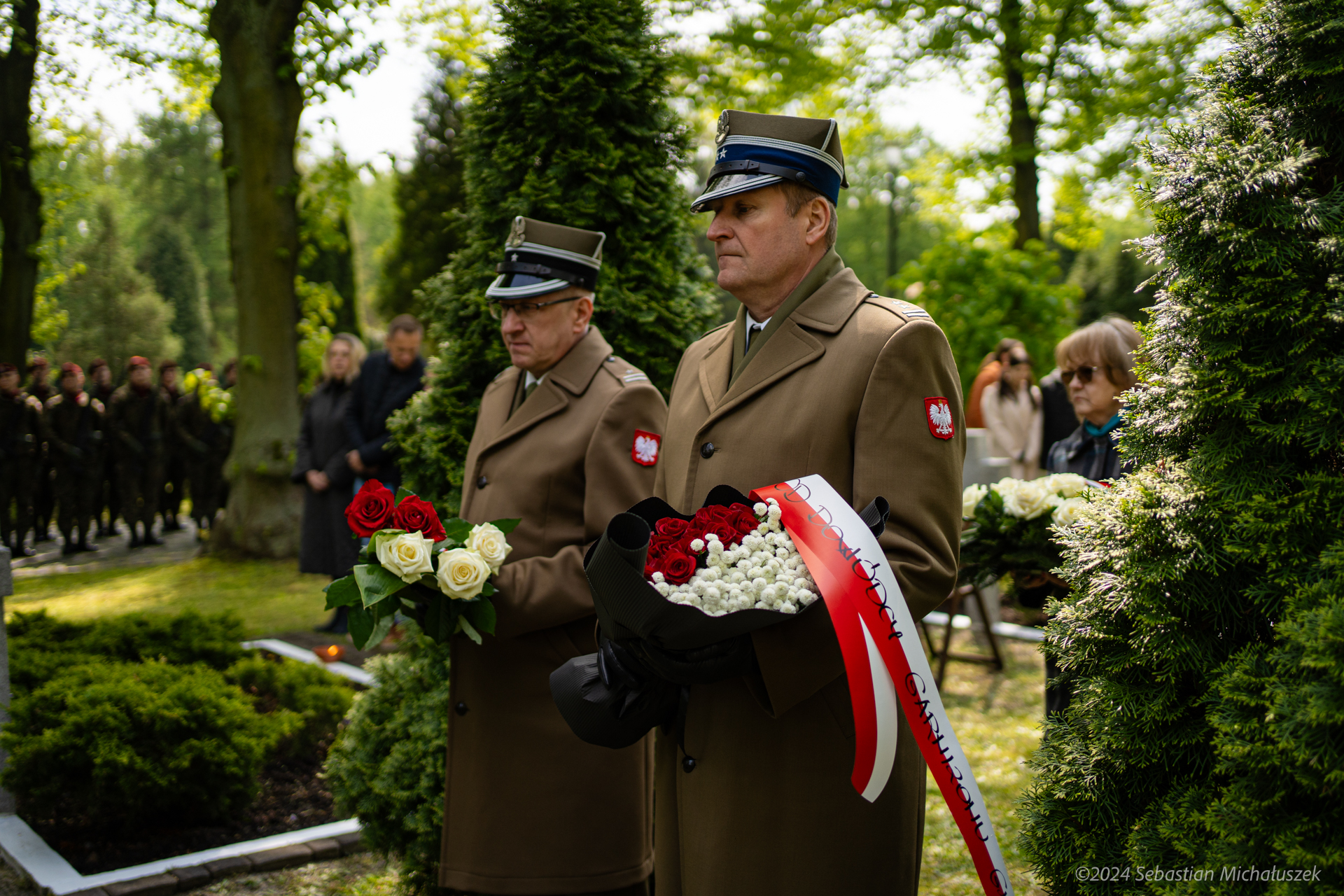 Żołnierze składający kwiaty