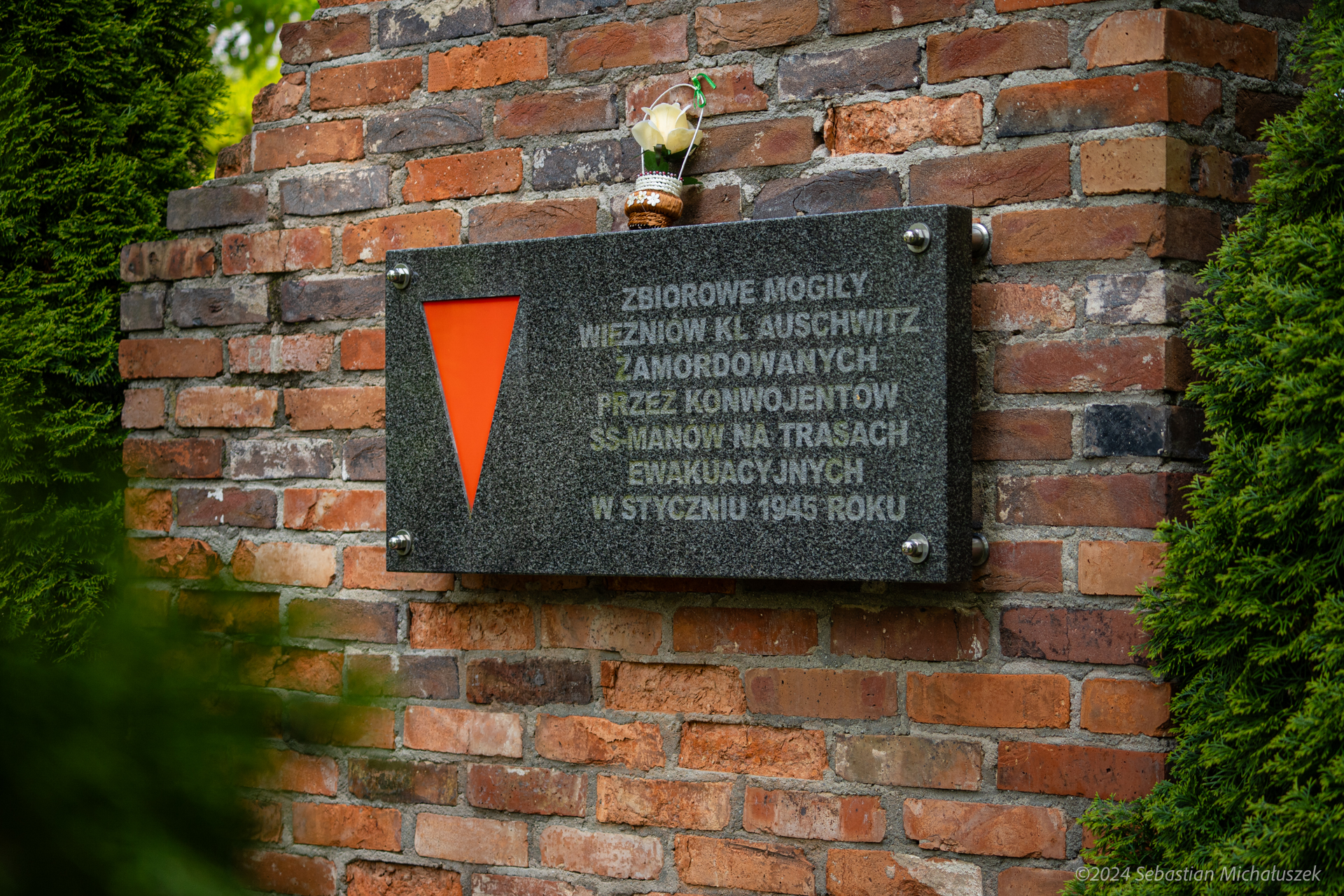 Tablica pamiątkowa na pomniku