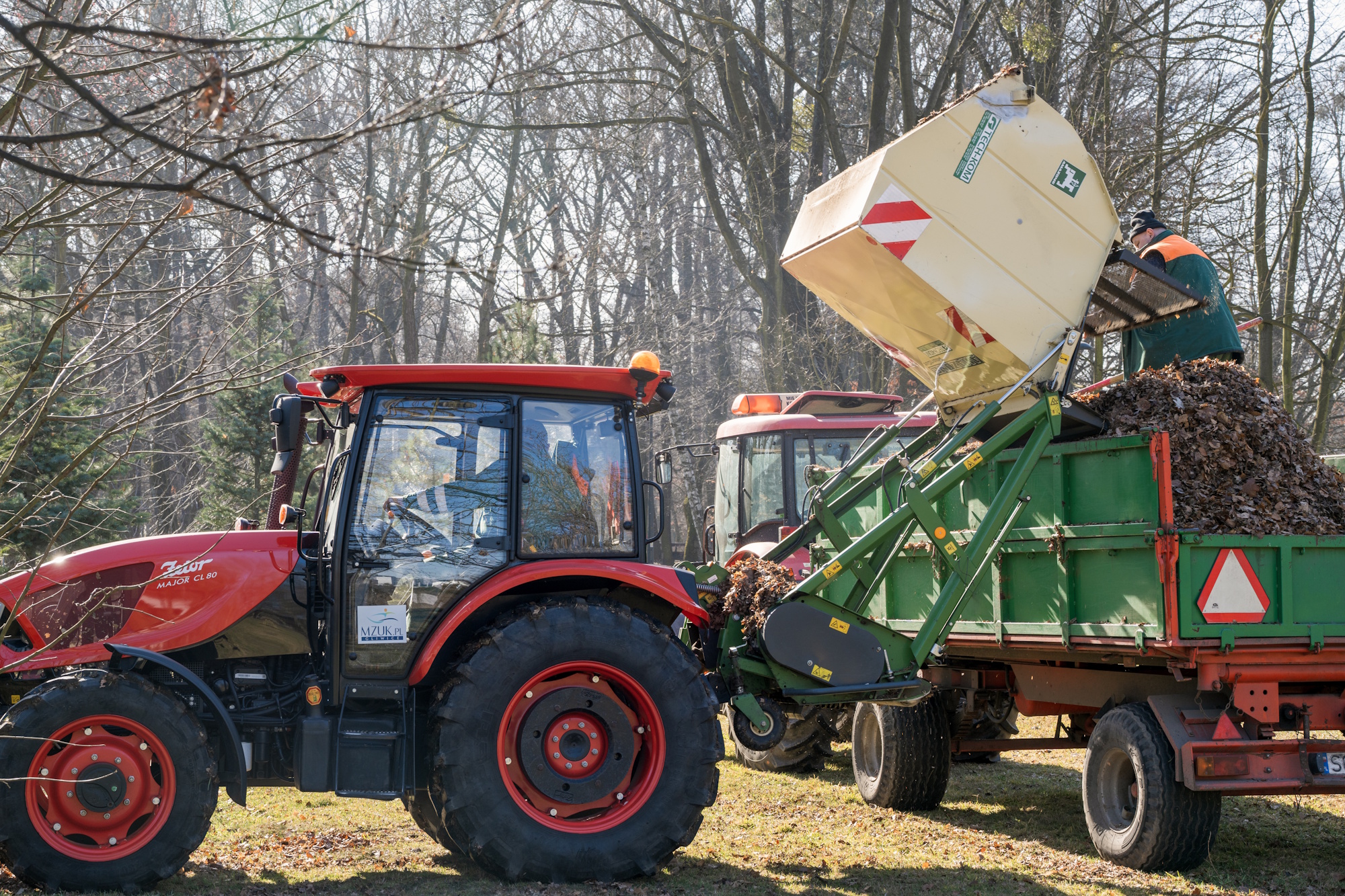 koparka i śmieciarka na liście