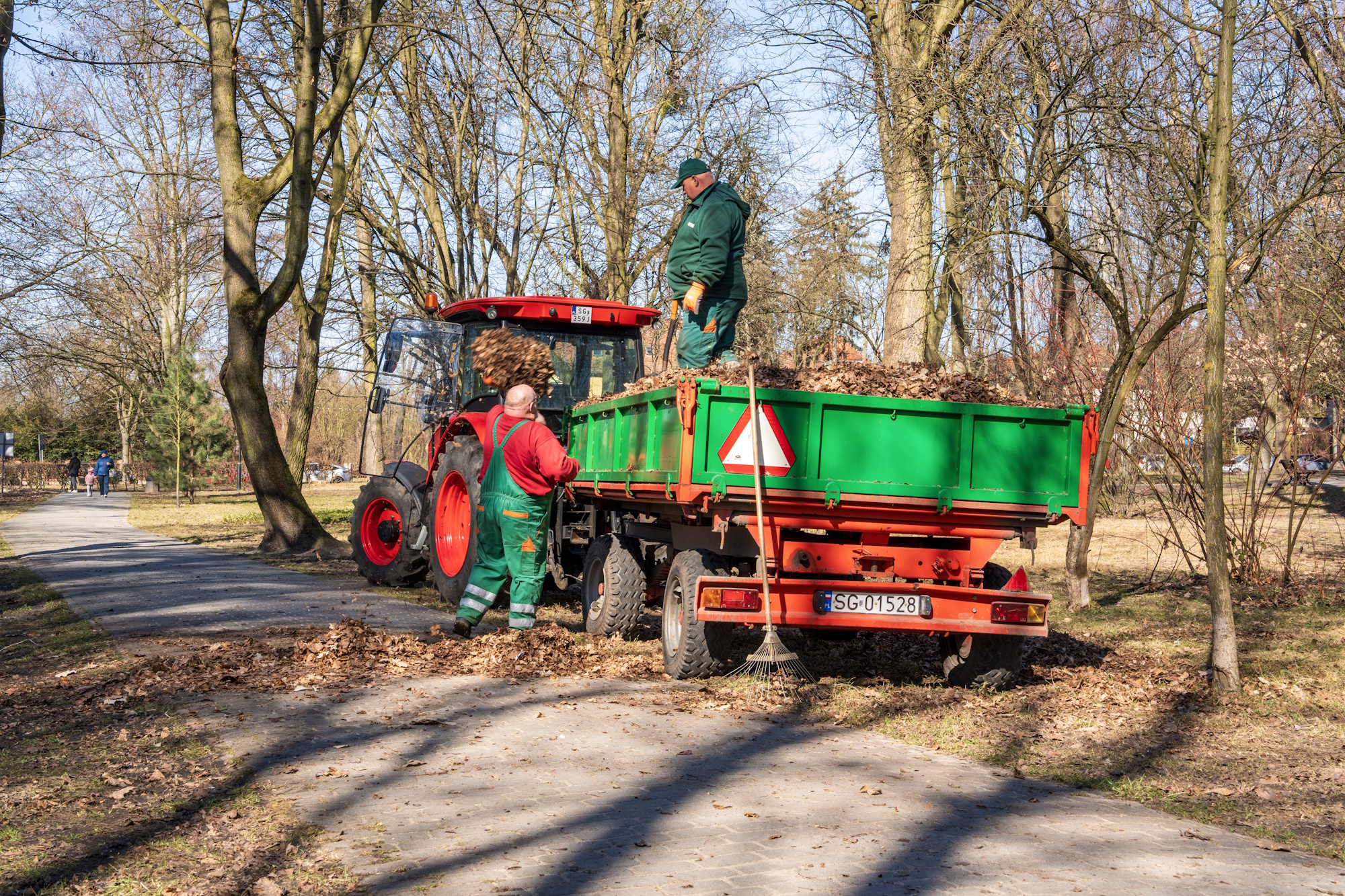 ciągnik i naczepa na liście