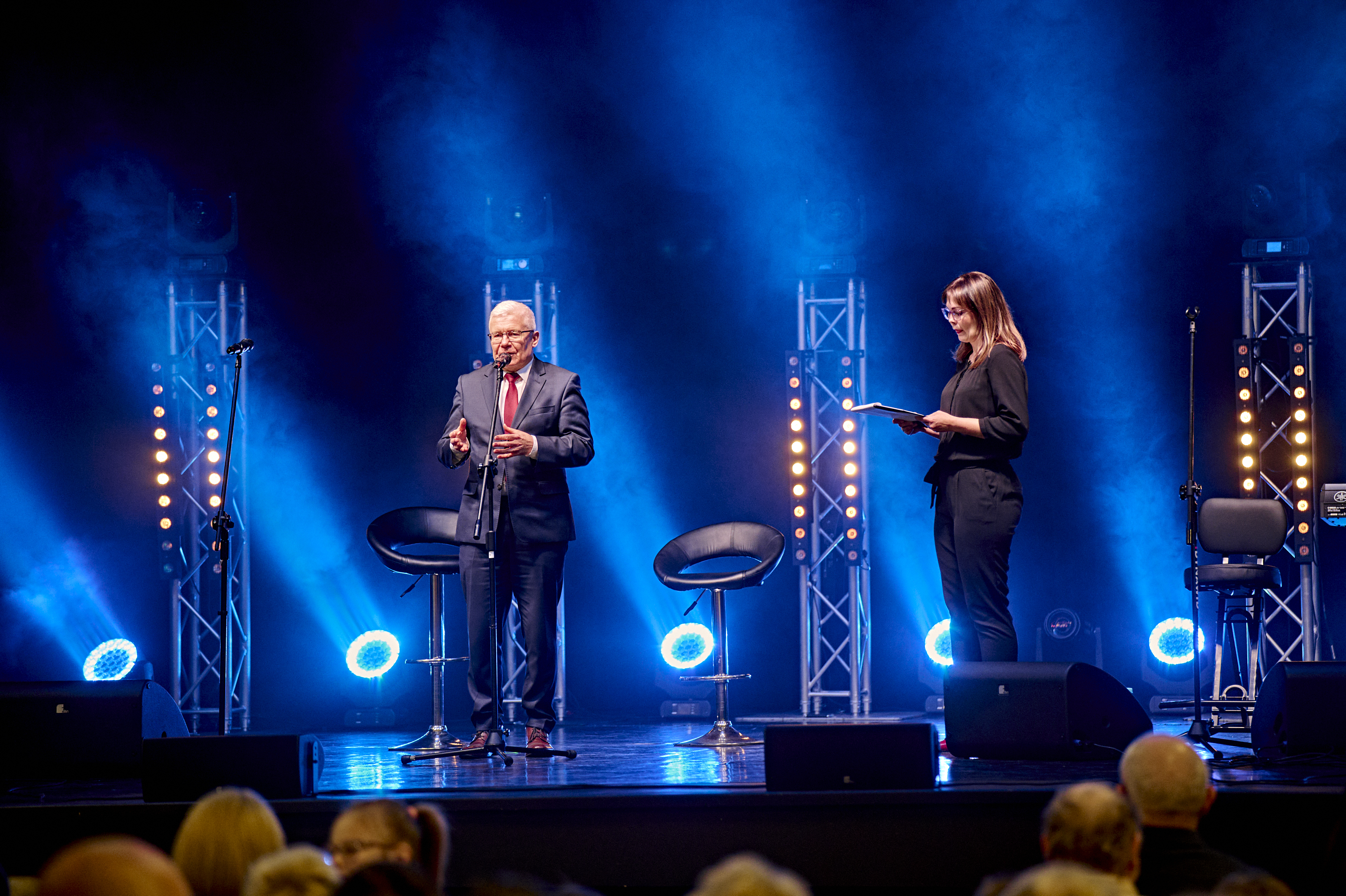 Prezydent Gliwic Adam Neumann przemawiający ze sceny do zebranych gości