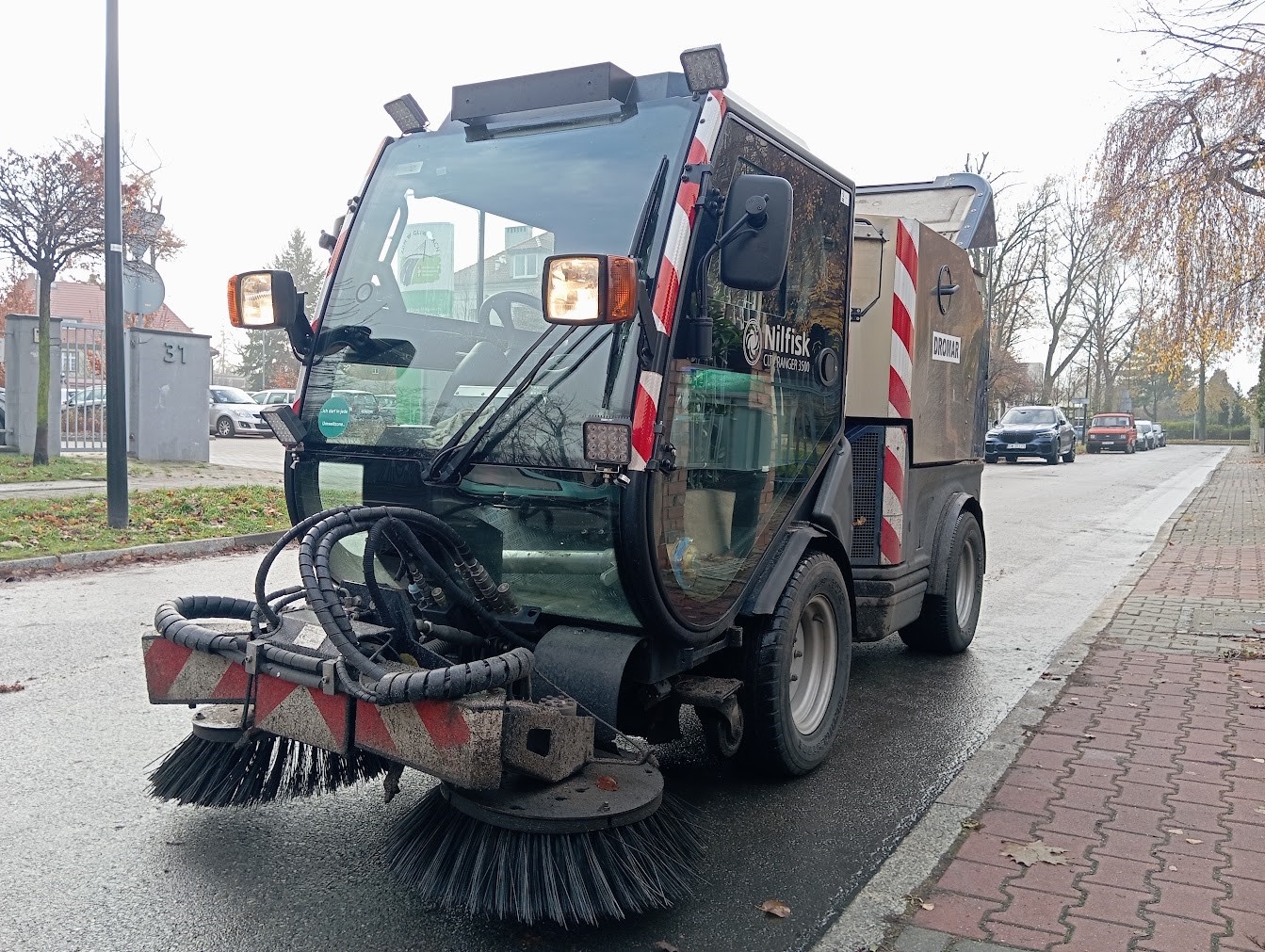 zamiatarka na ulicy