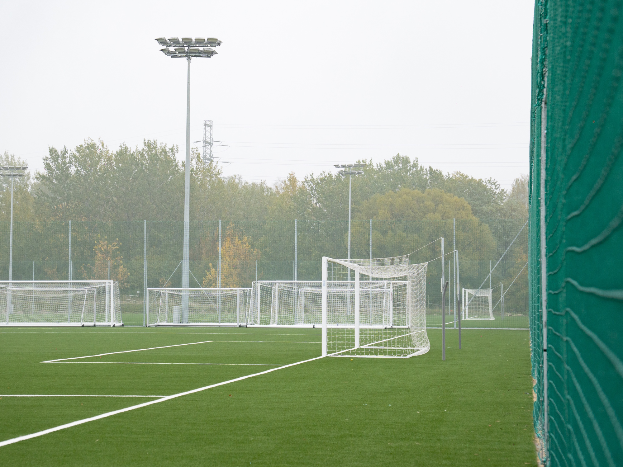 Kompleks sportowy z dwoma gotowymi już boiskami ze sztuczną murawą przy ul. Jagodowej jest rozbudowywany o szatnie, trybunę, oświetlenie, telebim i nagłośnienie oraz dodatkowe miejsca postojowe. 