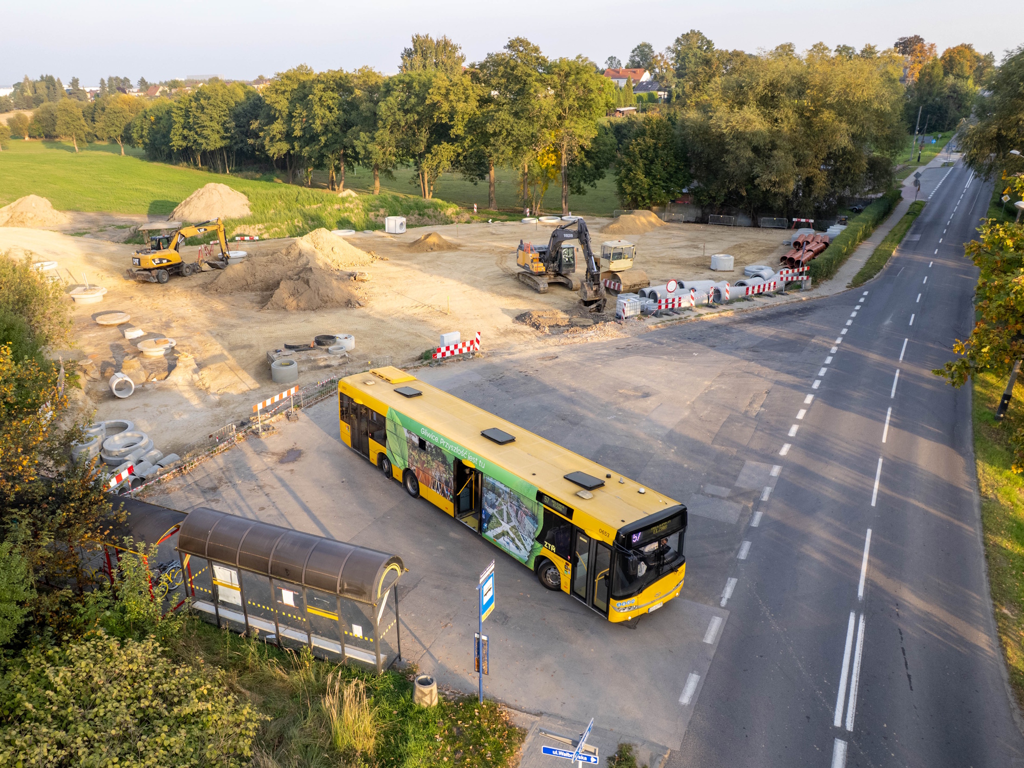 Zaparkować samochód, a dalej podróżować autobusem, metrorowerem lub pociągiem? Takie możliwości zapewnią cztery nowe węzły przesiadkowe powstające w Łabędach, na Koperniku, przy ul. Pszczyńskiej w rejonie PreZero Areny oraz w Brzezince. Inwestycje mają ułatwić łączenie różnych środków transportu podczas codziennych podróży po Gliwicach i regionie.