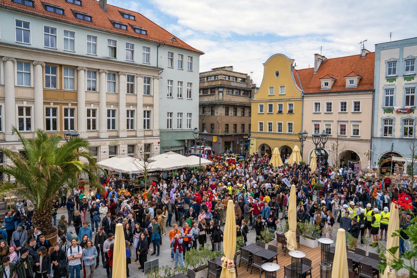 Tłum studentów na Rynku podczas Igrów