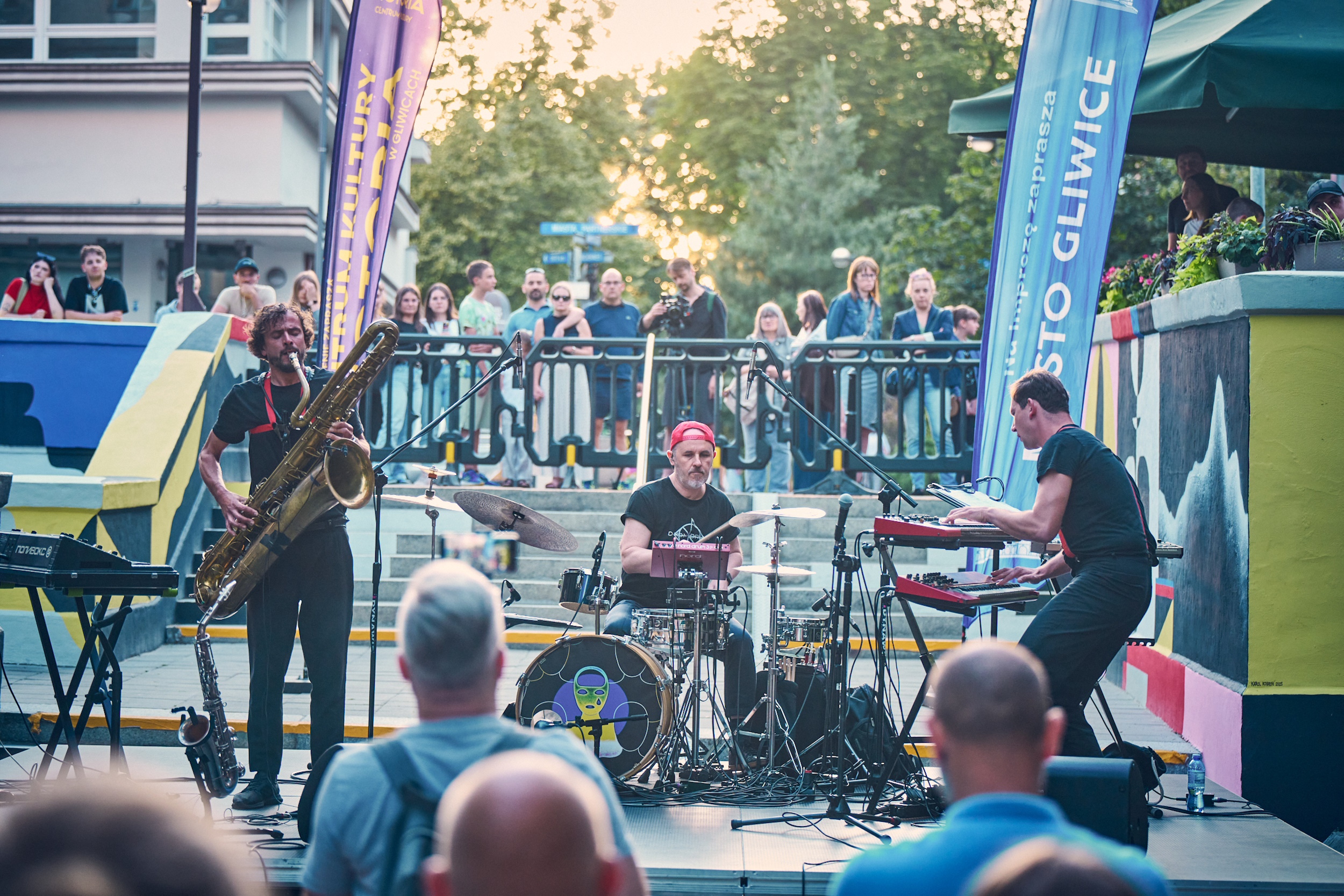 Koncert zespołu Głupi Komputer na alei Przyjaźni