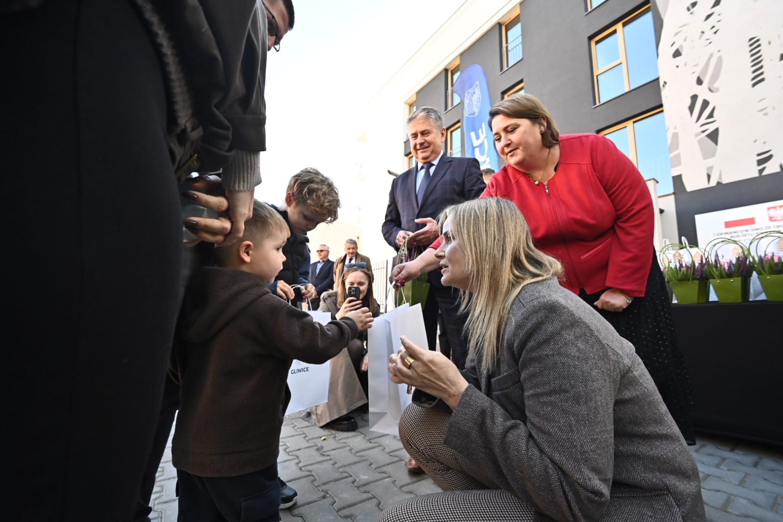 Najemcy 16 mieszkań komunalnych przy ul. Opolskiej 20 odebrali dziś klucze do swoich „m”