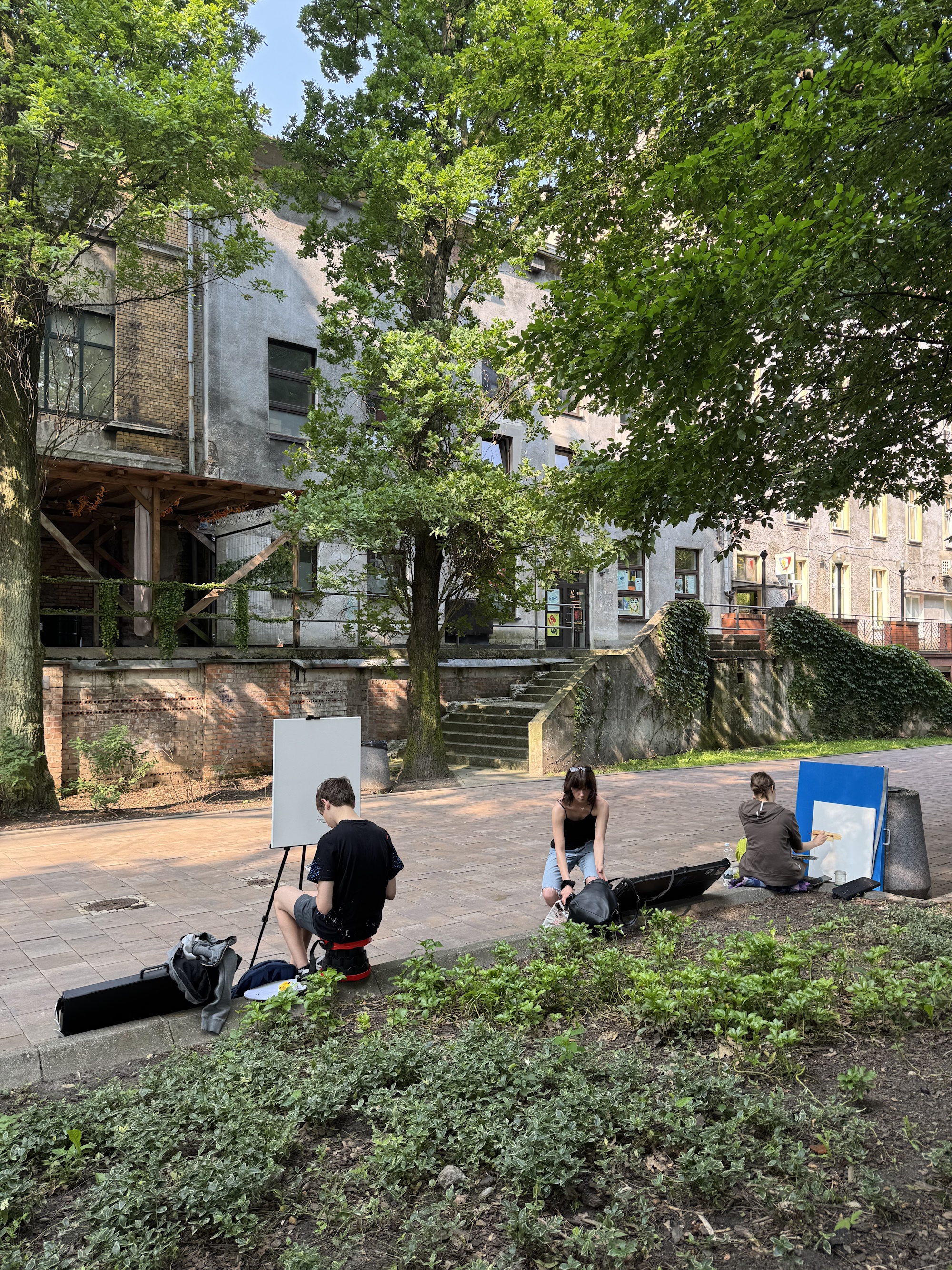 Fot. materiały UM Gliwice osoba malująca na alei Przyjaźni