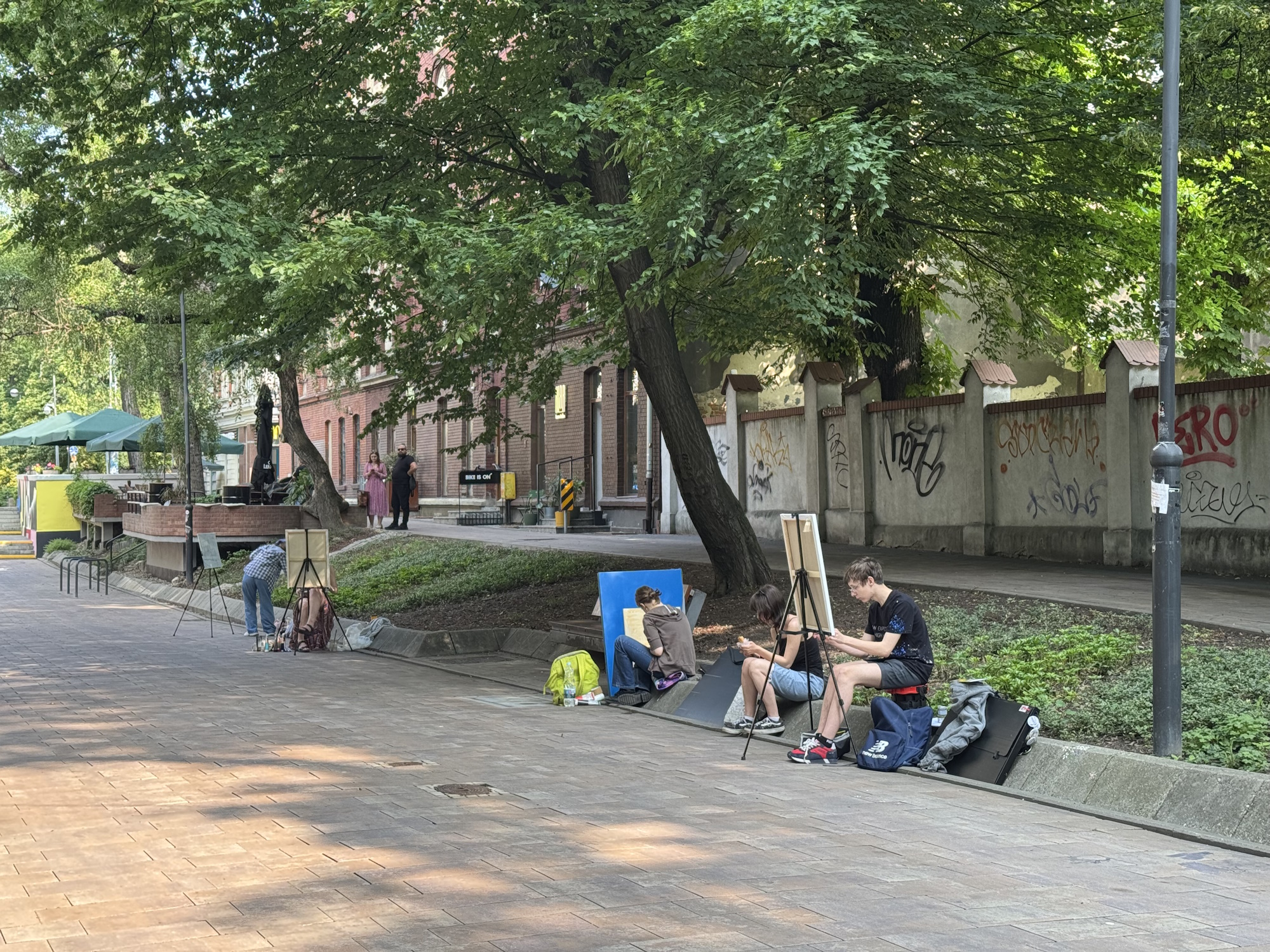 Fot. materiały UM Gliwice osoby malujące na alei Przyjaźni