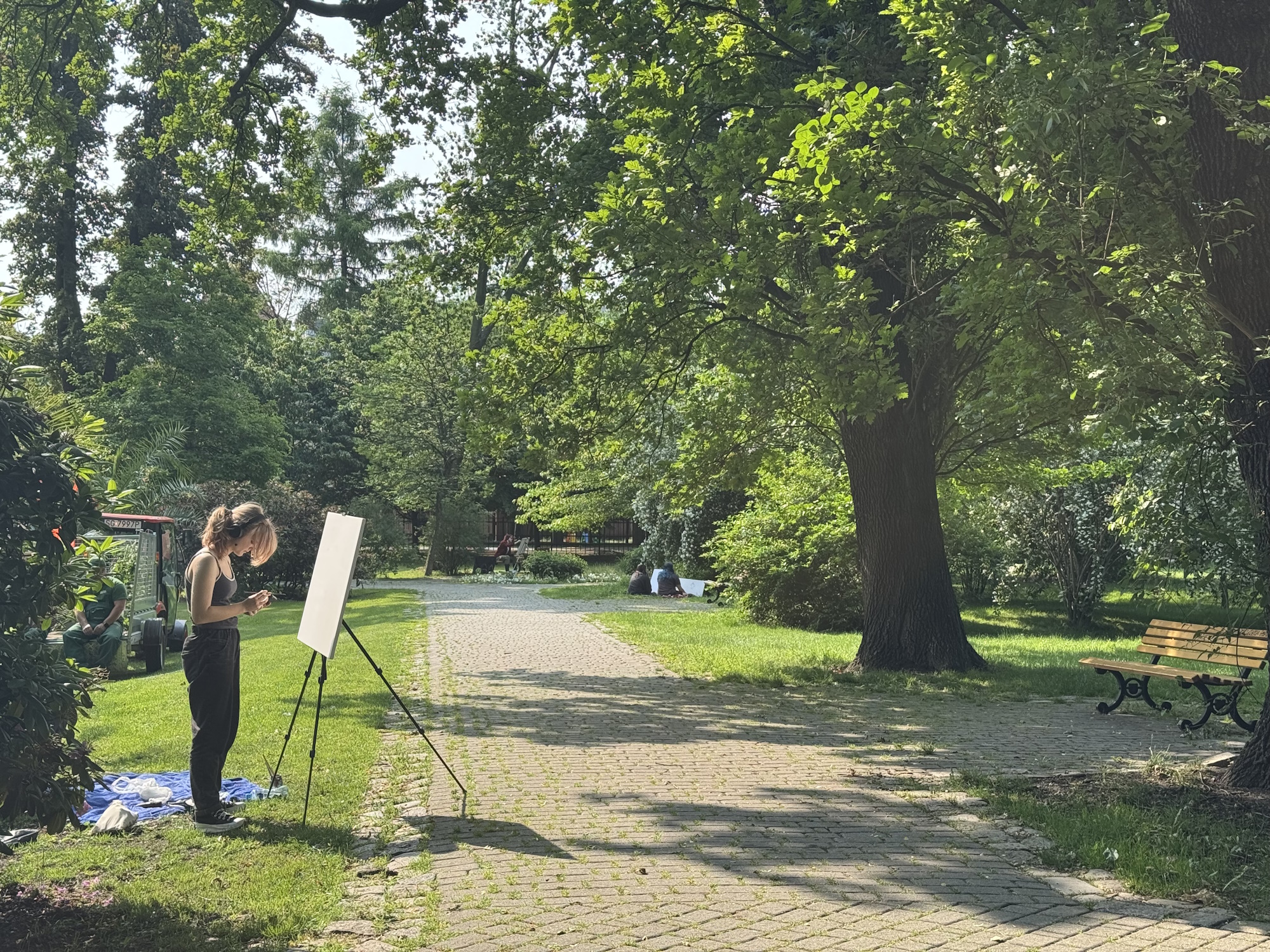 Fot. materiały UM Gliwice osoba malująca na płótnie w plenerze