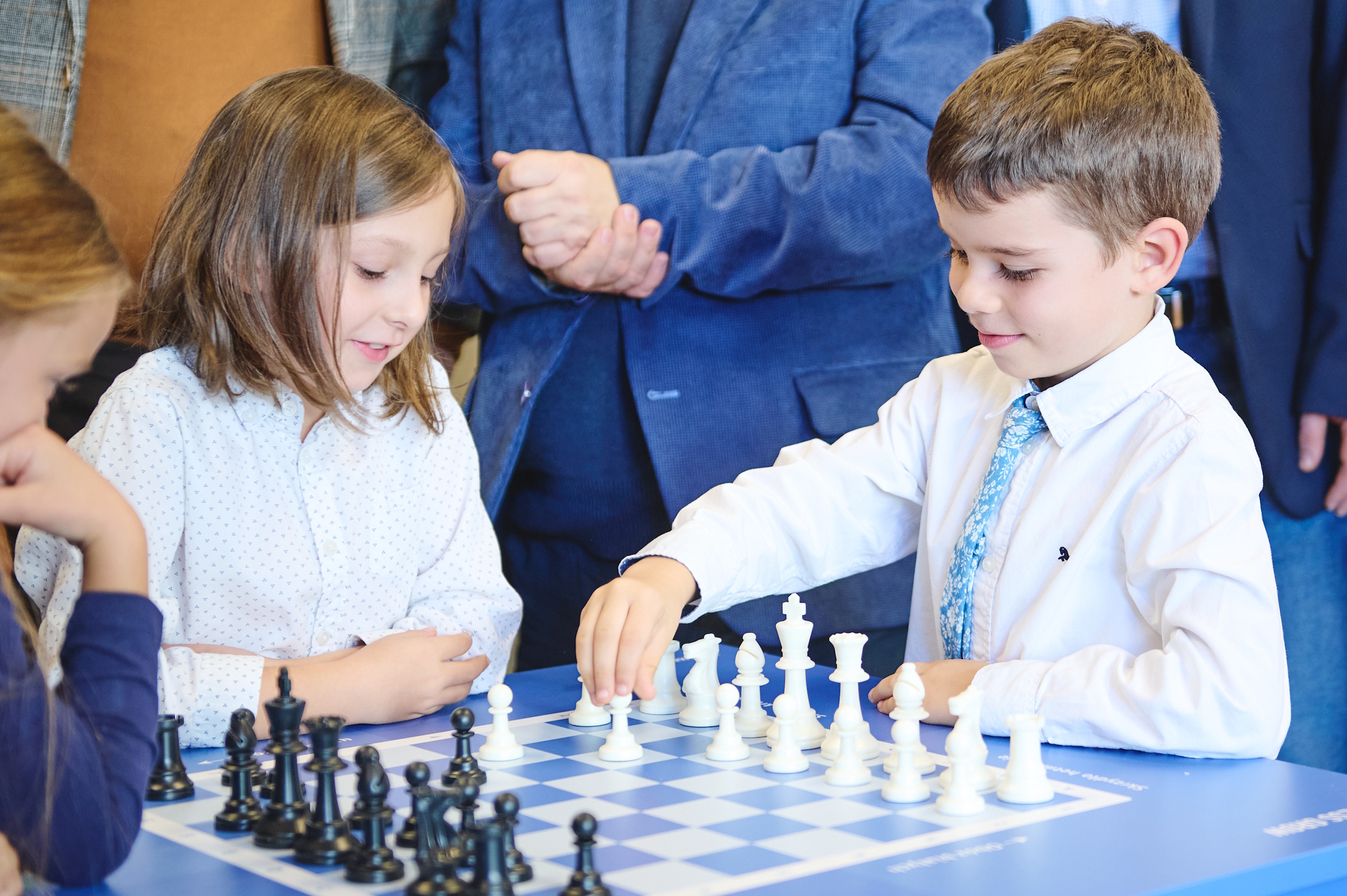 Dzieci grające w szachy