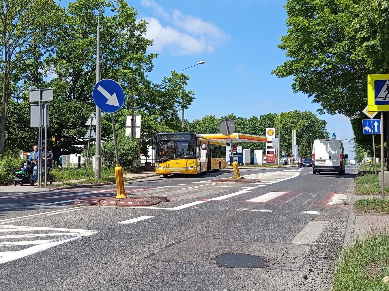 droga, autobus, drzewa, znak drogowy