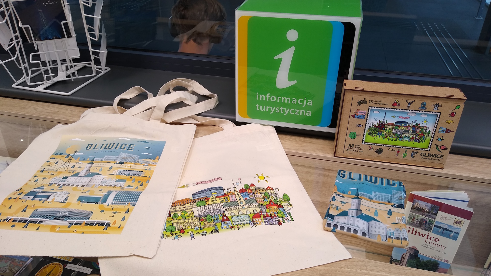 torby i puzzle oraz znak informacji turystycznej