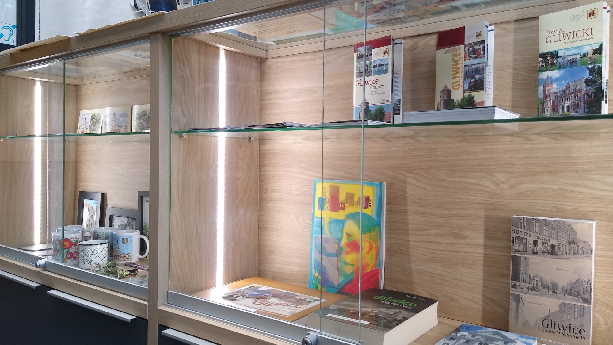 gablota z publikacjami 