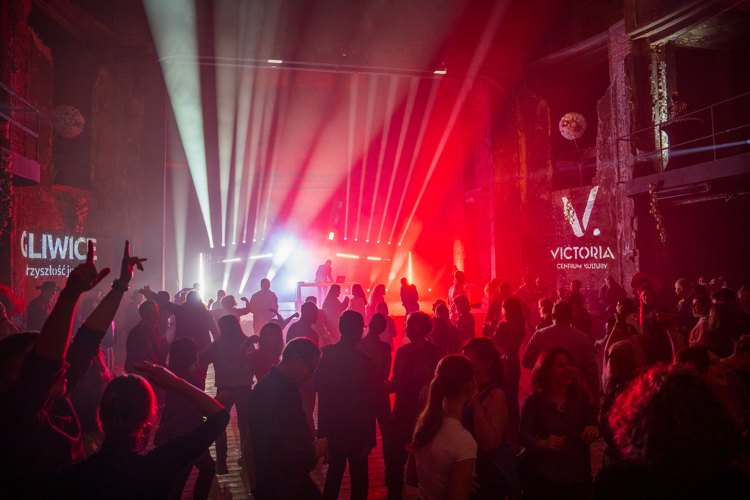 Ludzie tańczący w Ruinach Teatru Victoria