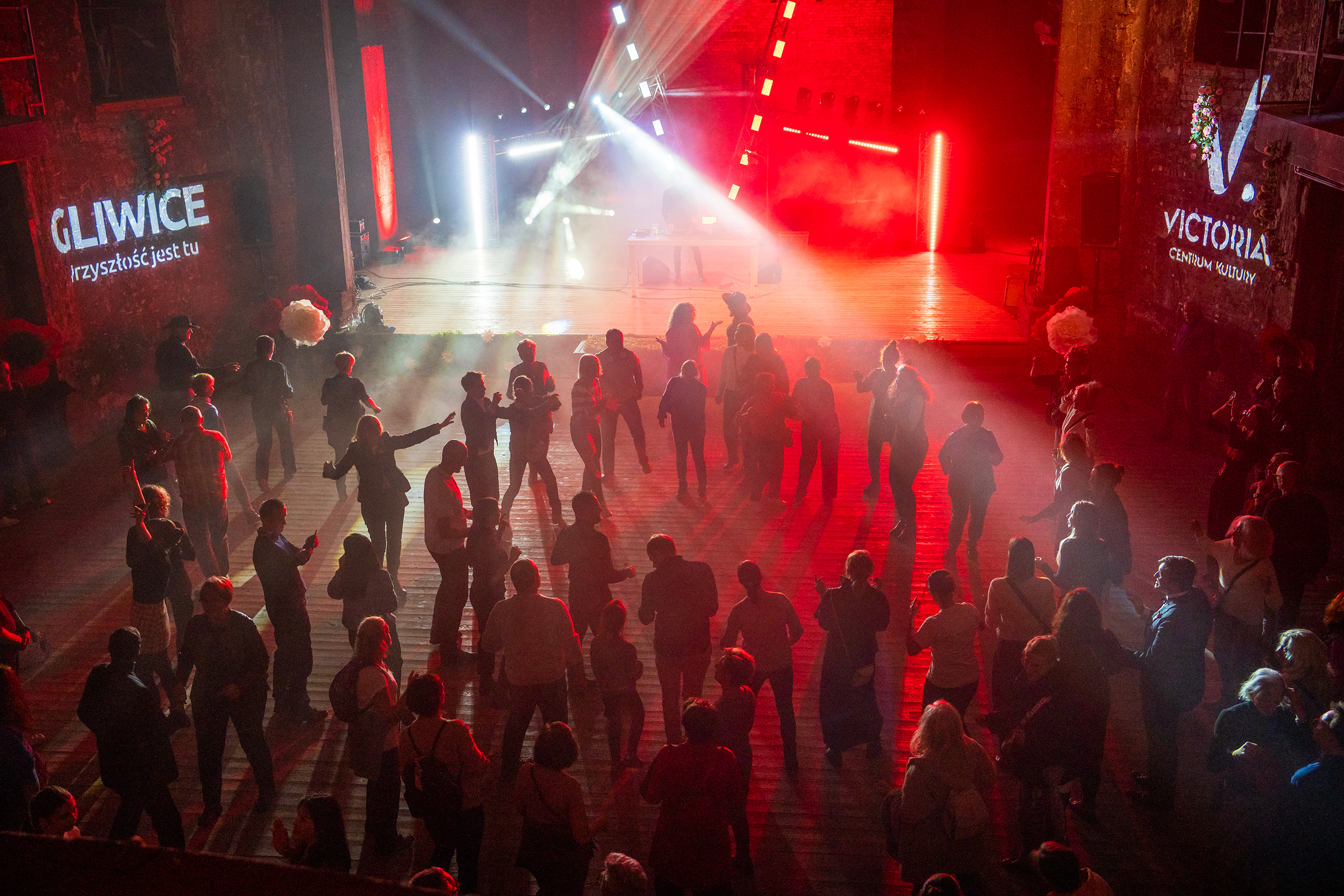 Ludzie tańczący w Ruinach Teatru Victoria