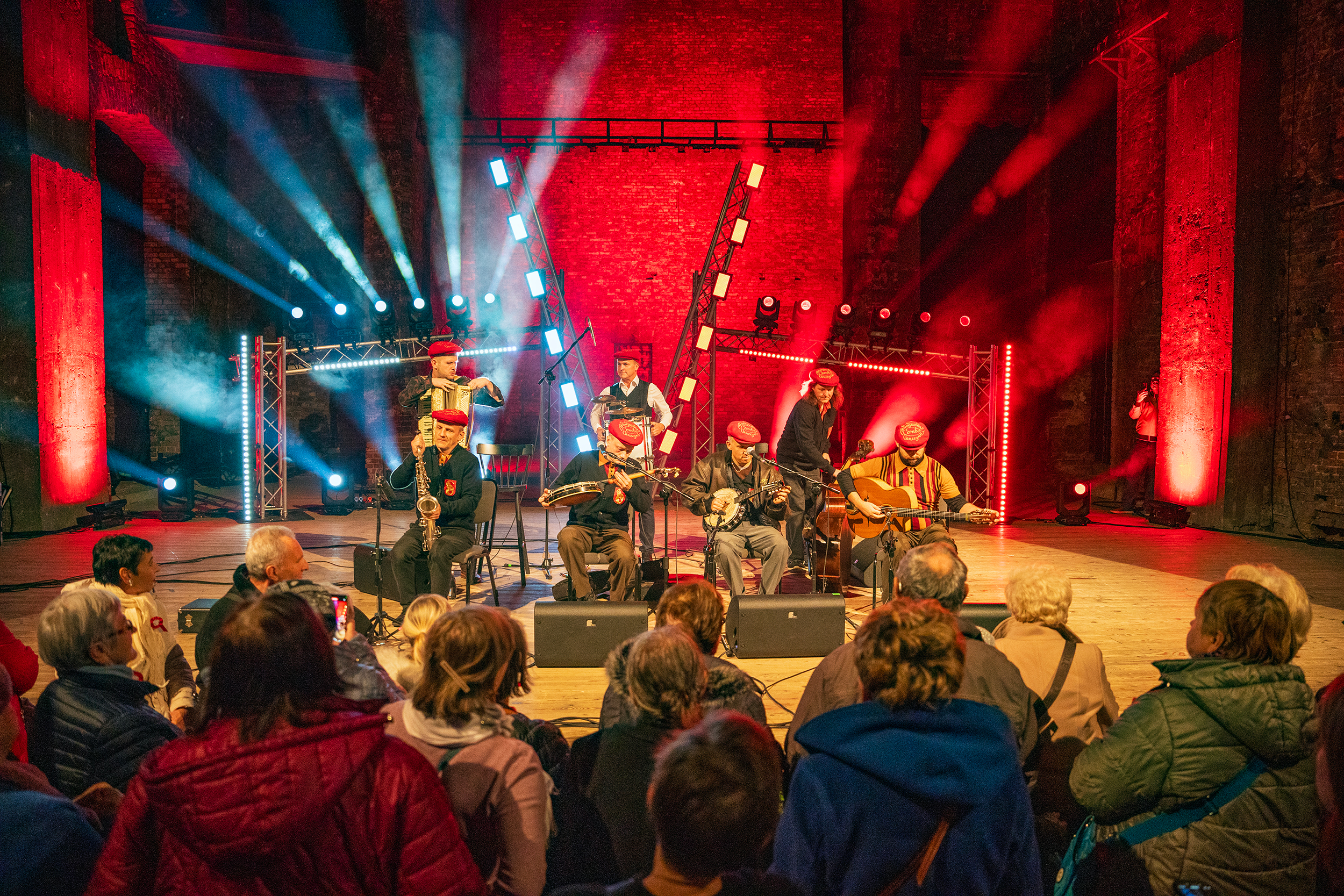 Zespół Warszawskie Combo Taneczne na scenie w Ruinach Teatru Victoria