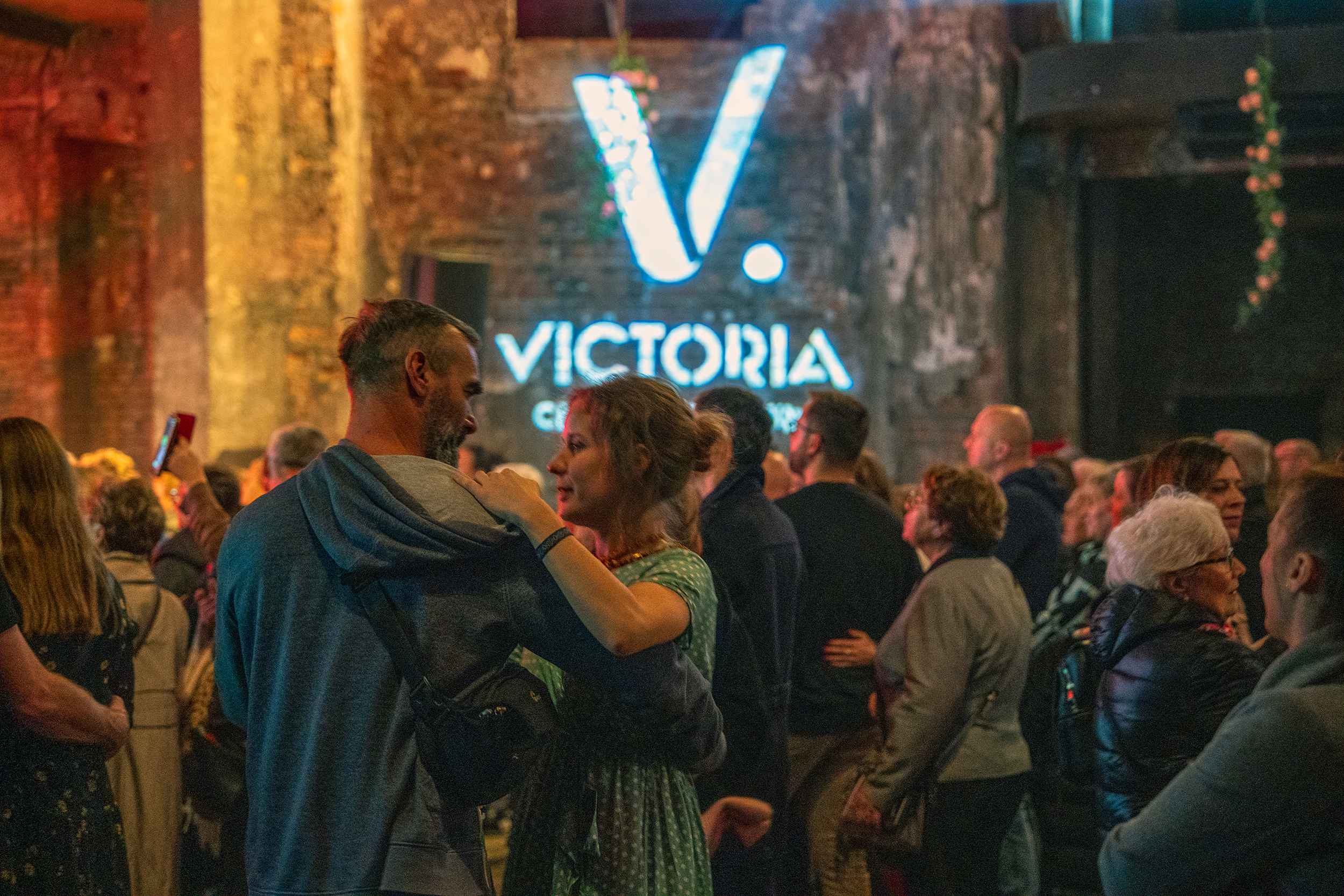 Ludzie tańczący w Ruinach Teatru Victoria