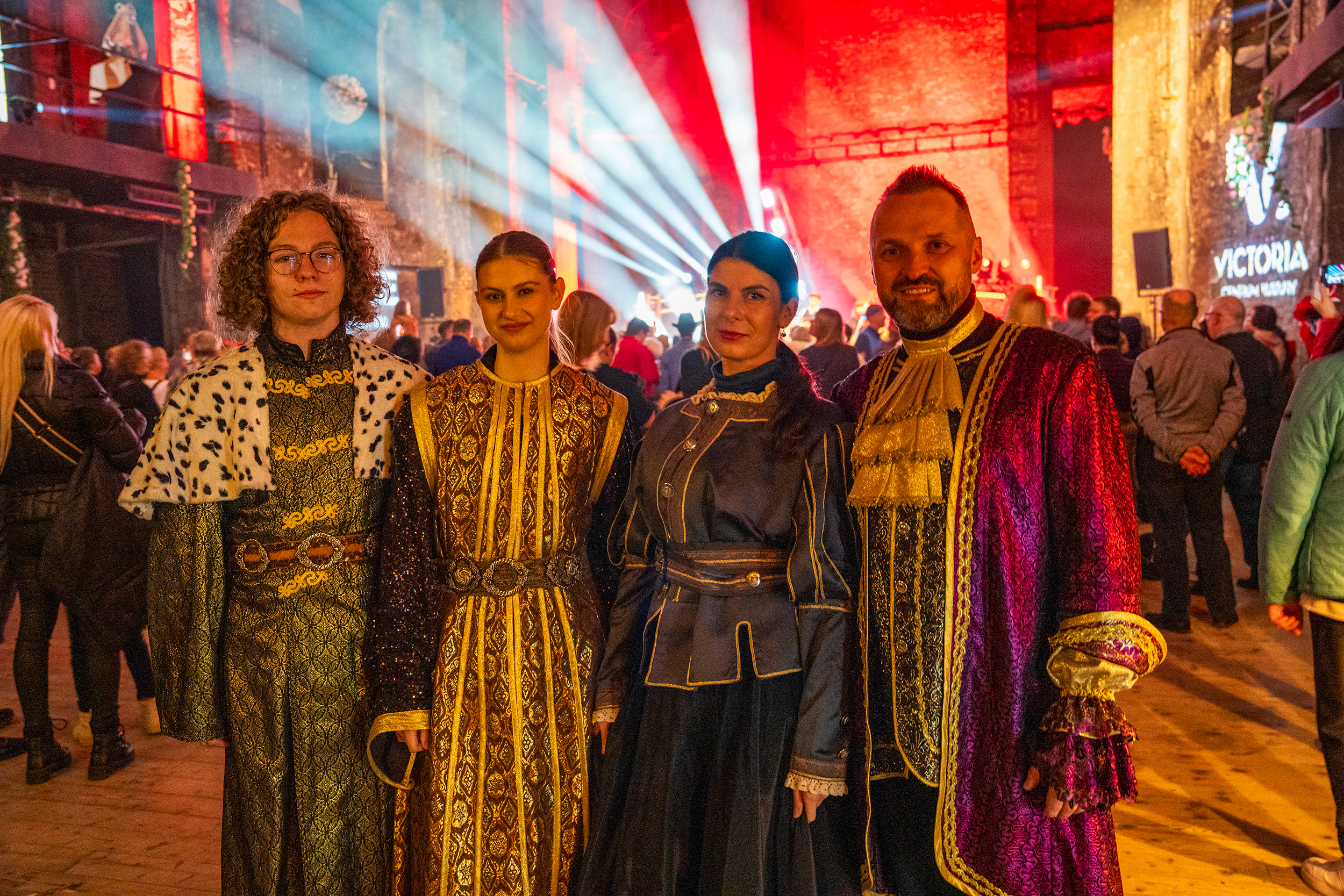 Dwie kobiety i dwóch mężczyzn w historycznych strojach