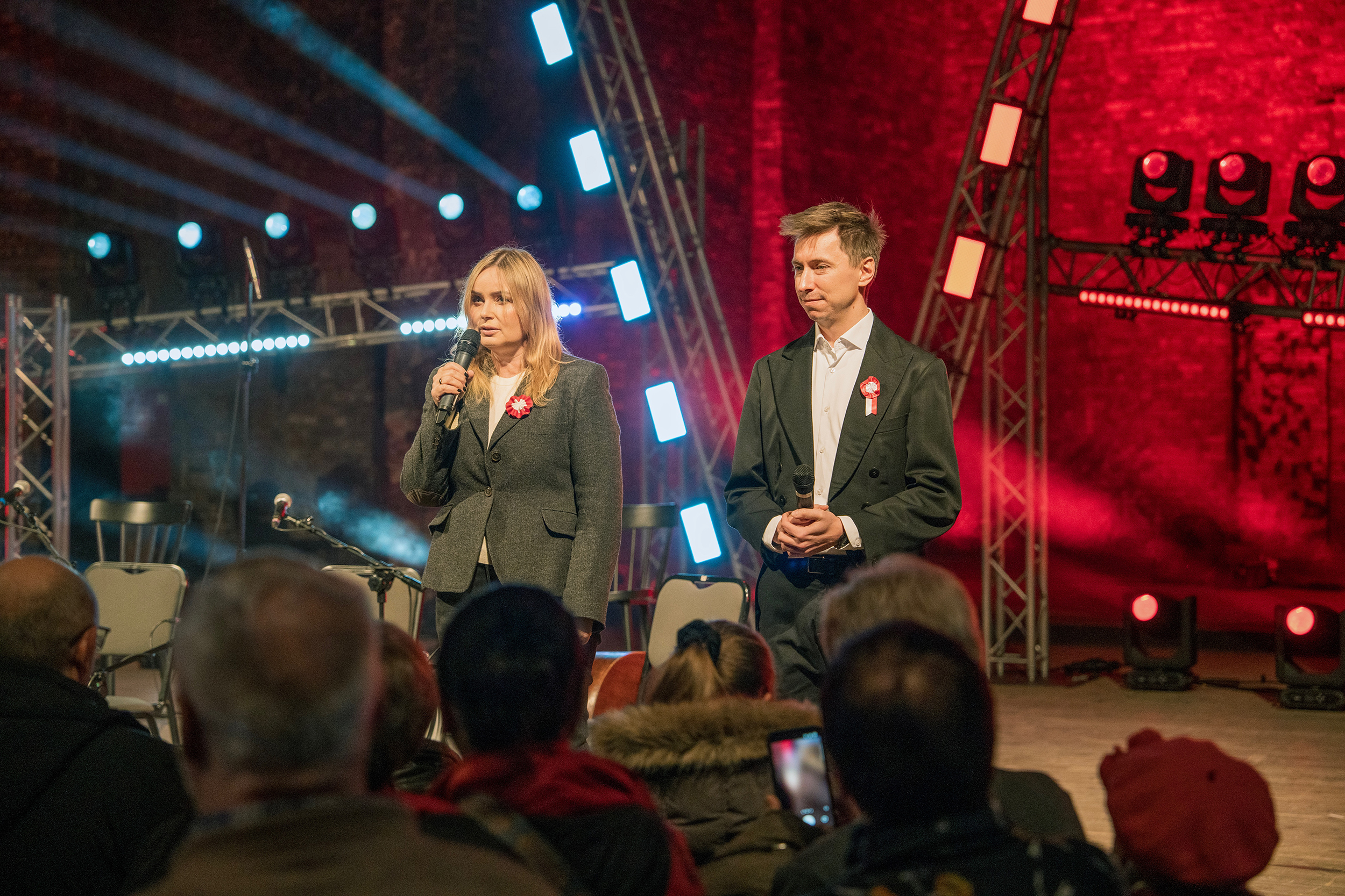 Prezydent Gliwic Katarzyna Kuczyńska-Budka i Paweł Januszewski, dyrektor CKV  na scenie w Ruinach Teatru Victoria