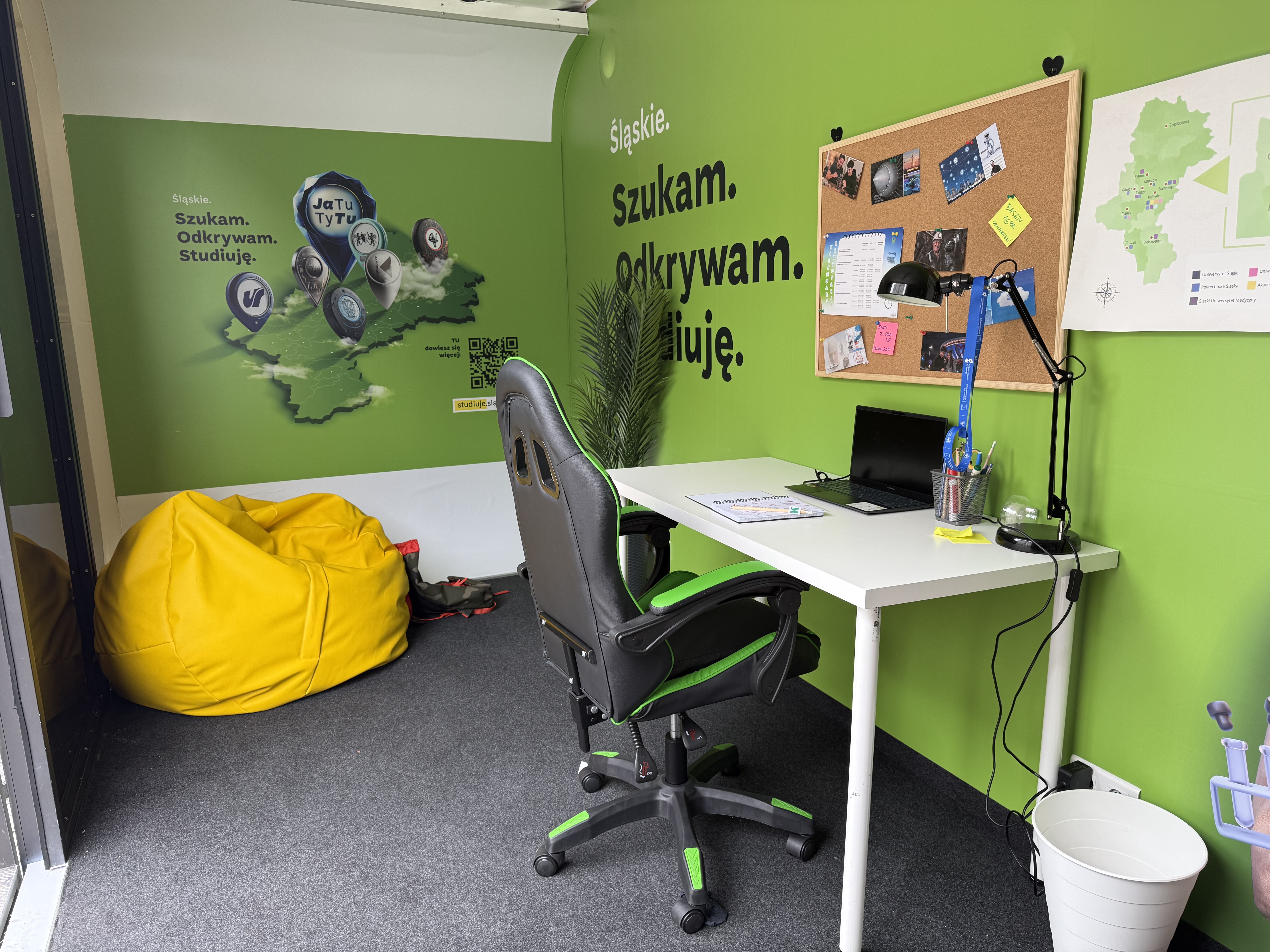 Wnętrze mobilnego escape roomu