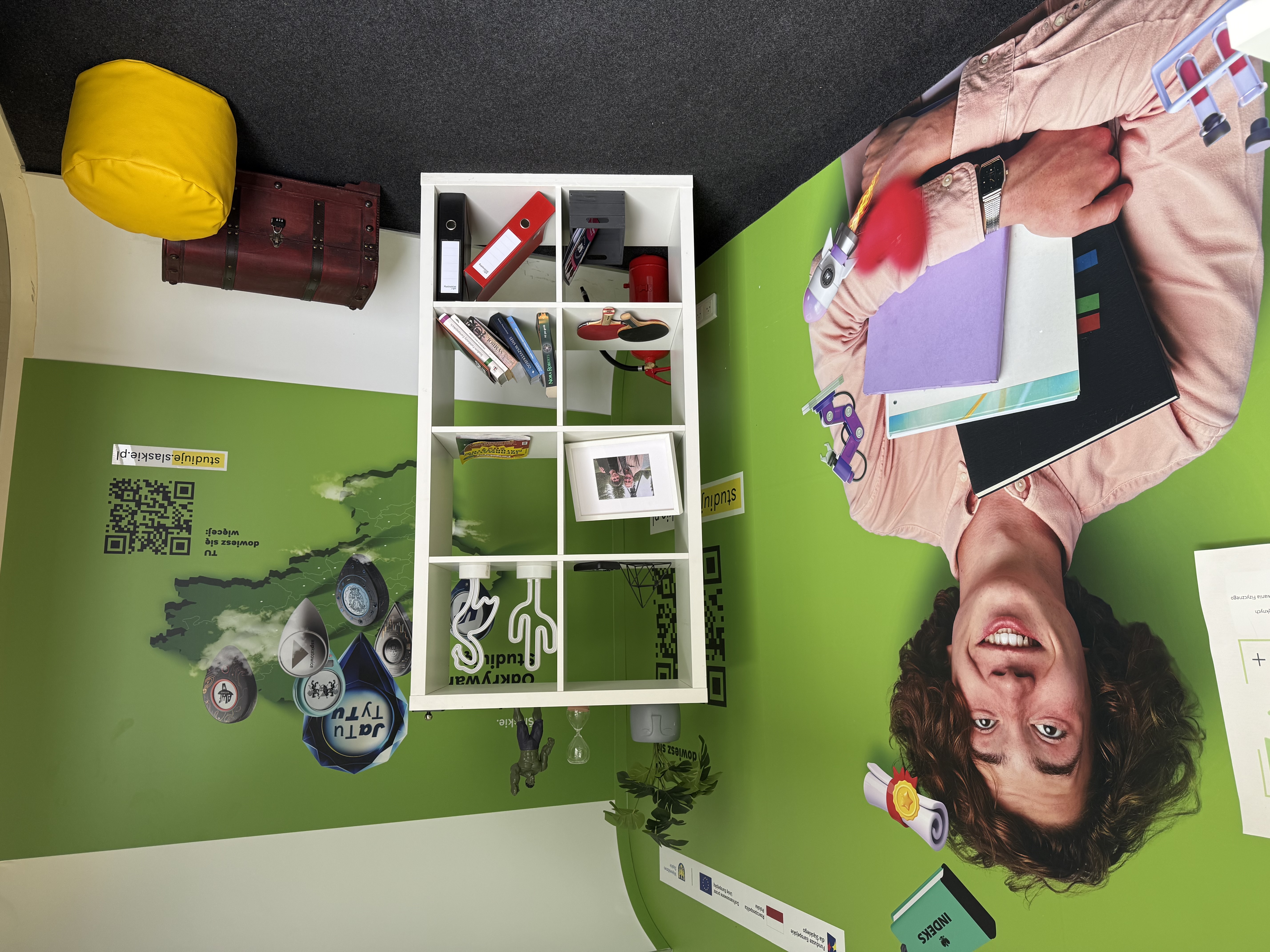 Wnętrze mobilnego escape roomu