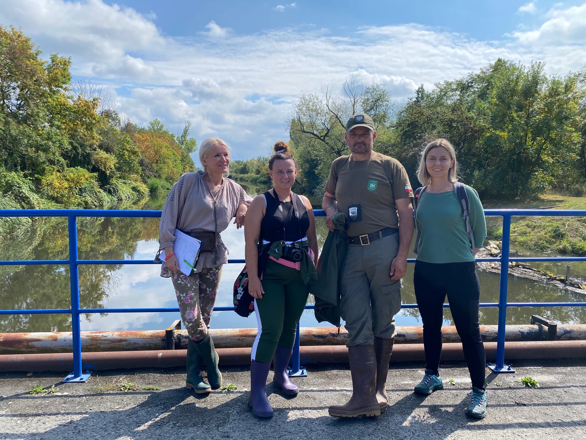 Cztery osoby z zespołu ŚOB: Katarzyna Ciwiś-Galej, Marta Cofała, Weronika Ratajska, Miłosz Morawski oraz społecznik-przyrodnik, Marek Kionka (LOP).