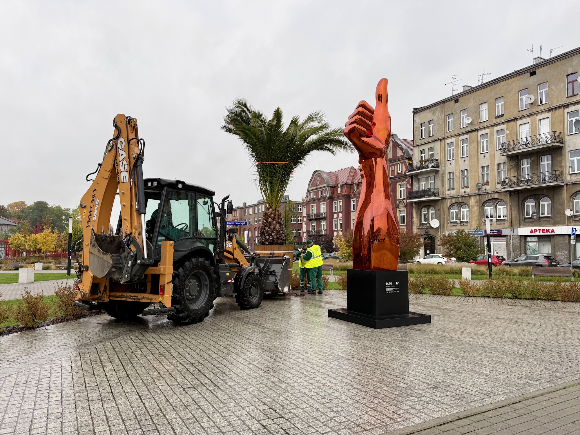 Palna jest wywożona na kolarce ze skweru Europejskiego, obok totem-kciuk