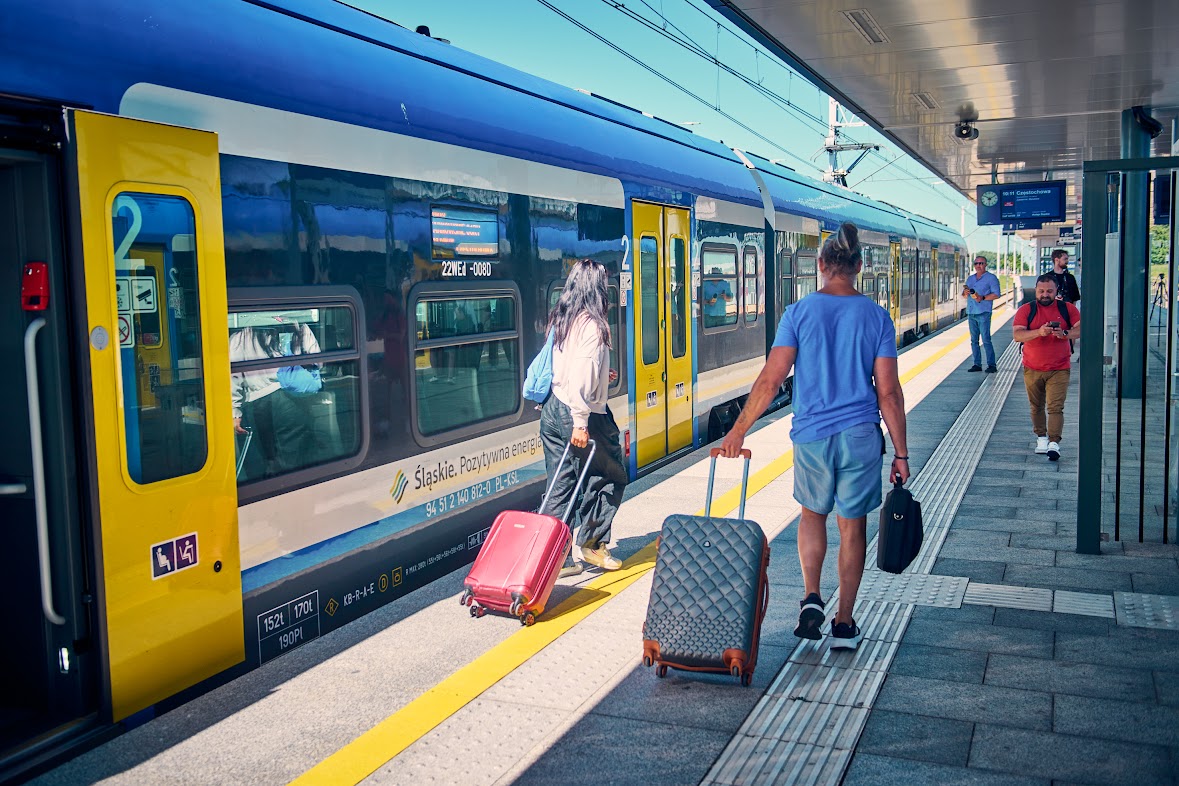 fot. M. Buksa Zdjęcie pociągu na peronie z pasażerami