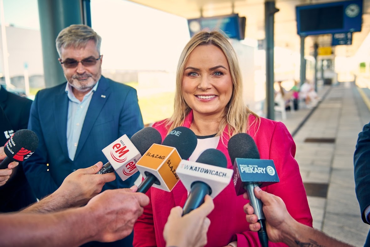 fot. M. Buksa Zdjęcie prezydent Gliwic z mikrofonami dziennikarzy na peronie