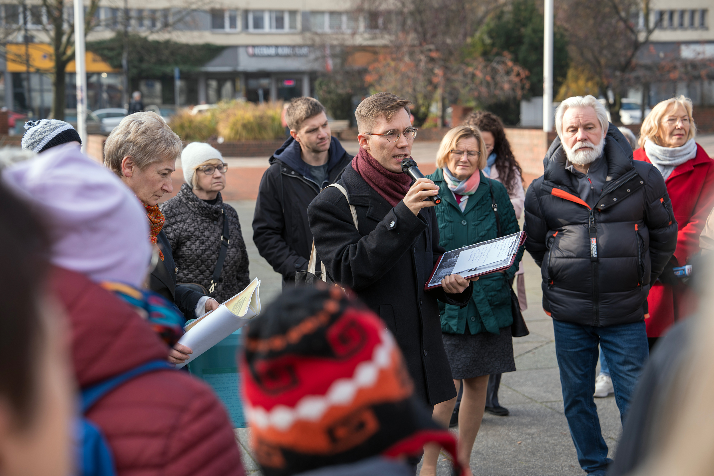 Ludzie biorący udział w spacerze historycznym na placu Krakowskim