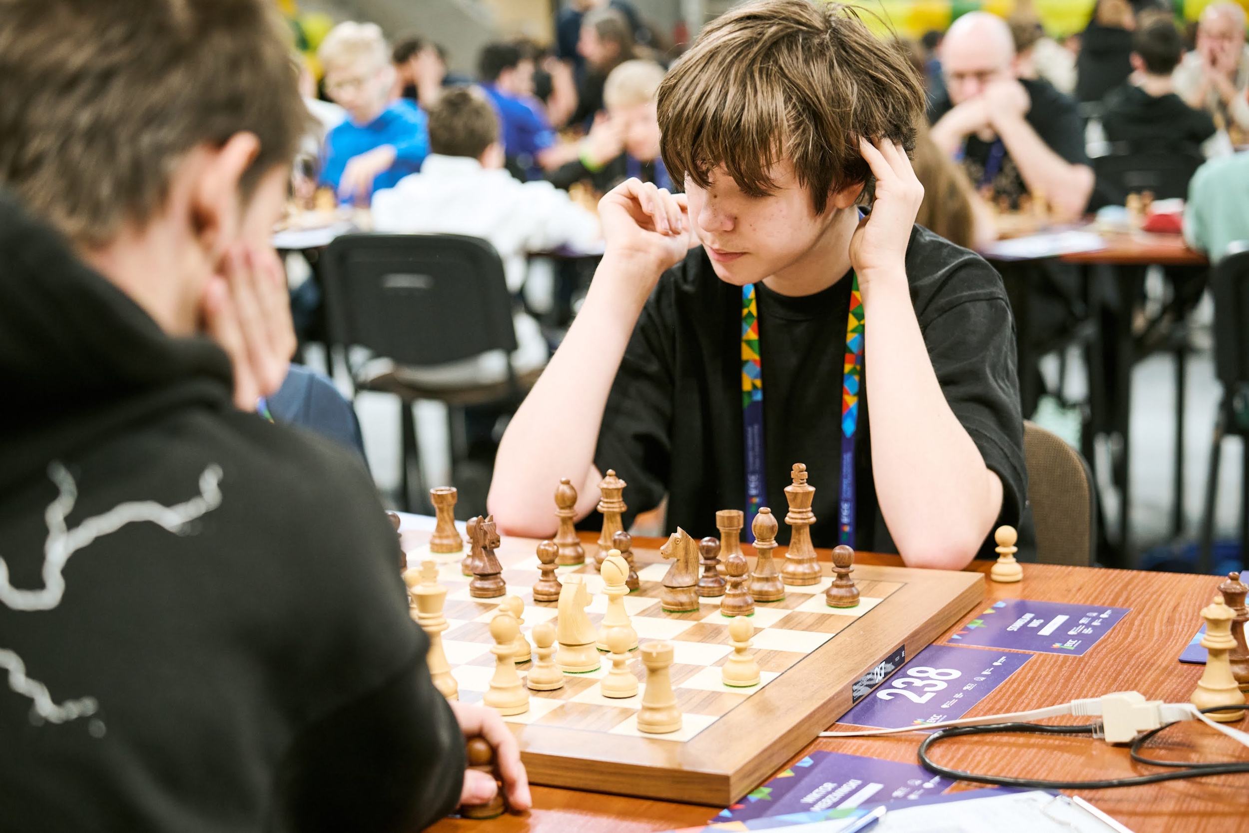 Chłopcy grający w szachy