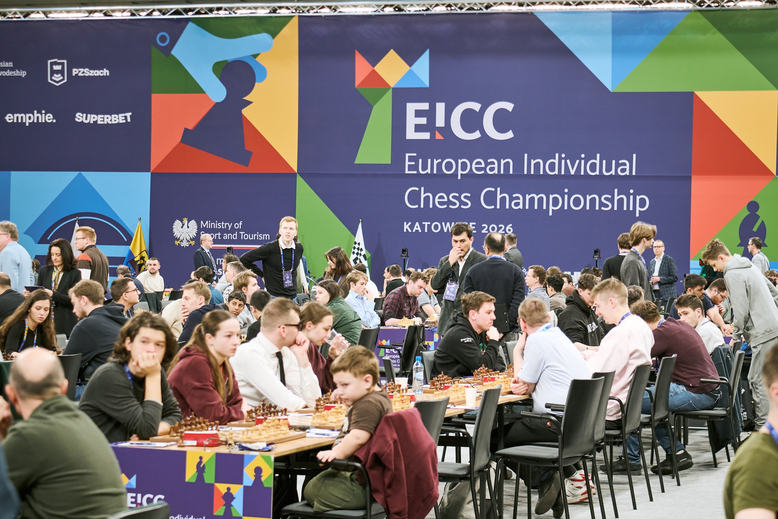 Zawodnicy grający w szachy